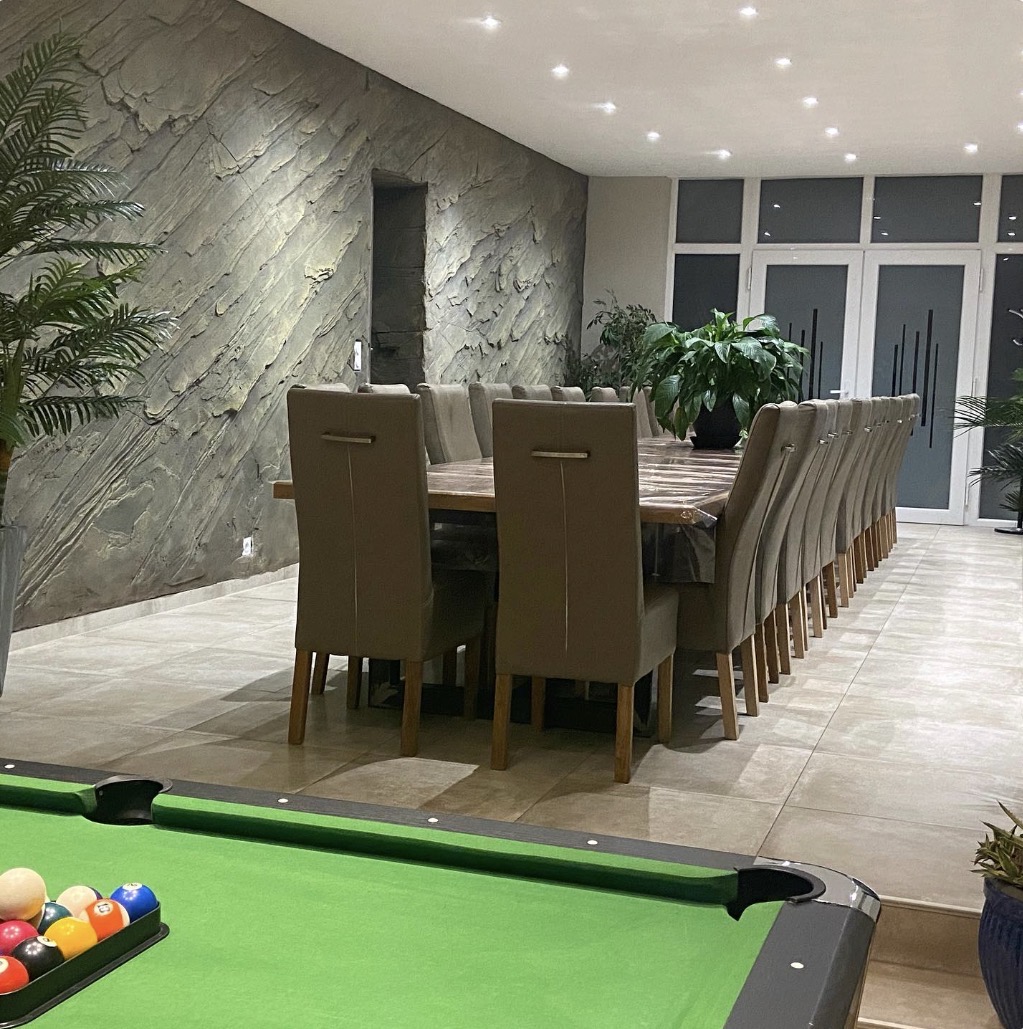 🏰 À VENDRE — Fonds de commerce · Domaine / Gîte de Groupe/ auberge / Restauration 
Villers-sur-Port (Haute-Saône, 70) — 10 minutes de Vesoul

📍 Localisation idéale au cœur de l’Est de la France
Implanté à Villers-sur-Port, à seulement 10 minutes de Vesoul, ce domaine de prestige bénéficie d’une situation géographique exceptionnelle, au carrefour de plusieurs grandes régions et à portée des frontières européennes.
Distances depuis le site :
	•	🏙️ Vesoul — 10 min
	•	🏙️ Besançon — 59 km
	•	🌿 Épinal — 88 km
	•	🏔️ Belfort / Montbéliard — 50–52 km
	•	🇨🇭 Bâle (Suisse) — 152 km
	•	🇨🇭 Lausanne — 128 km
	•	🇩🇪 Freiburg-en-Brisgau (Allemagne) — 133 km
	•	🇫🇷 Mulhouse — 89 km
	•	🇫🇷 Strasbourg / Alsace — 227 km
	•	🏙️ Dijon — 92 km

🏡 Le Domaine — Deux gîtes d’exception réunis
Ce domaine rare associe deux gîtes de caractère entièrement aménagés, dans un esprit décoratif épuré et élégant, pour une expérience haut de gamme sans compromis.

🏠 Gîte Principal — Le Manoir (300 m²)
Véritable manoir de prestige, entièrement équipé et décoré avec soin :
	•	🛏️ 9 chambres pour une capacité totale de 30 couchages
	•	🚿 6 salles d’eau + 6 WC
	•	🍽️ Très grande salle à manger & salon lumineux
	•	👨‍🍳 Cuisine intérieure entièrement équipée
	•	🌿 Décoration épurée et élégante, ambiance domaine de charme

🏠 Gîte Secondaire (attenant)
Idéal en complément du gîte ou en exploitation indépendante : (150 m²) environ 
	•	🛏️ 4 chambres
	•	🛋️ Grand séjour lumineux
	•	👨‍🍳 Cuisine professionnelle bien équipée, adaptée à la préparation de restauration pour la clientèle
	•	🚿 3 salles d’eau avec WC

🌳 Les Espaces Extérieurs — Un Art de Vivre en Plein Air
Le domaine offre des extérieurs pensés pour le confort, la convivialité et le prestige :
	•	🏊 Piscine chauffée privée, accessible depuis les deux terrasses
	•	🛁 Jacuzzi & Sauna — espace détente et bien-être
	•	🍖 Cuisine extérieure entièrement équipée avec barbecue intégré
	•	🌿 Pergola couverte (toit en tuiles) — espace de réception en plein air avec grandes tablées, à l’abri des intempéries
	•	🌳 Parc arboré de 5 000 m² — végétation mature, calme absolu, cadre naturel d’exception
	•	🔒 Portail sécurisé — accès privatif et discret pour toute la clientèle
L’ensemble des terrasses des deux gîtes, combinées au parc, crée un espace extérieur exceptionnel parfaitement adapté aux mariages, séminaires, retraites et événements privés.

💼 Opportunité d’Investissement
Ce fonds de commerce représente une opportunité rare dans le secteur de l’hébergement touristique haut de gamme, avec une clientèle potentielle élargie à toute l’Europe grâce à sa position stratégique (France, Suisse, Allemagne, Alsace, Vosges).
✔️ Deux gîtes exploitables simultanément ou séparément
✔️ Capacité événementielle jusqu’à 30 personnes en hébergement d’un gîte 
✔️ Équipements intérieurs et extérieurs haut de gamme
✔️ Décoration épurée et élégante — prêt à exploiter
✔️ Parc clos et sécurisé de 5 000 m²
Loyer des murs 2500€ 

Pour plus d’informations et photos : www.bienvenuealacampagne.fr