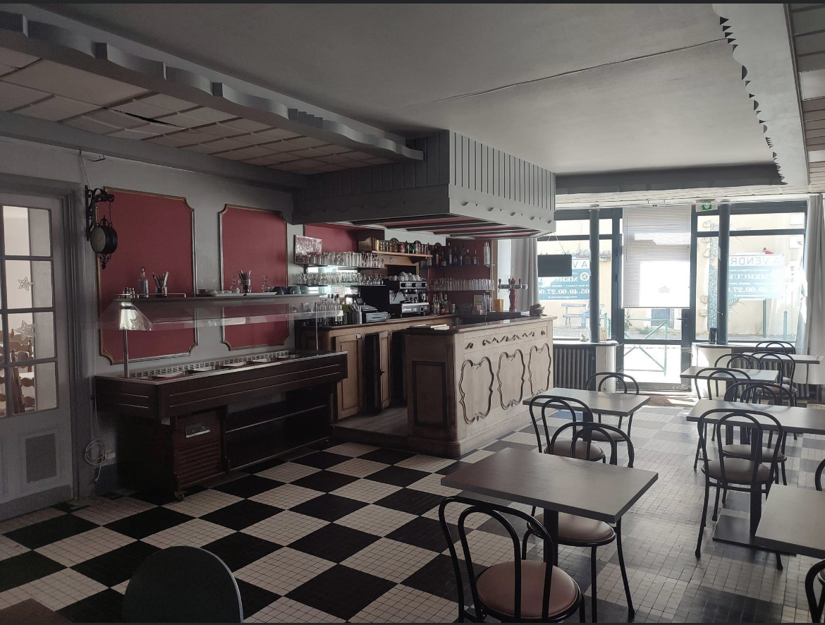 Bar-Hôtel- Restaurant 
LE CENTRAL 3***

A vendre,  fonds de commerce avec possibilité d'acheter les murs, cet ensemble est situé sur la commune de Chaunay dans le Département de la Vienne en Région Nouvelle -Aquitaine.

Cet établissement comprend 14 chambres tout confort avec chacune une décoration contemporaine, une très belle réception avec petit salon d'accueil, un espace bar avec Licence IV, salle de restaurant très lumineuse avec une capacité de 60 couverts, une salle de petit déjeuner et une terrasse extérieure. 

Une partie du bâtiment permet l'extension pour des repas de séminaire ou des repas pour des groupes. Une grande cuisine équipée, accessibilité et toilette PMR ainsi qu'un vestiaire clientèle. 
Parking public à proximité avec des bornes de recharge électrique.
Sur l'axe Paris /Bordeaux, l'hôtel profite de la proximité de la Nationale 10, garantissant un flux de passage d'habitués et de touristes.

Cette région touristique propose plusieurs lieux tel que le parc du Futuroscope, la vallée des Singes, le marais Poitevin. Des grandes villes comme Angoulême, Poitiers, La Rochelle sont à moins de 1h30 de route.

Cet hôtel au passé glorieux a été fréquenté par une clientèle prestigieuse telle que Vincent Auriol alors Président de la République ou le Duc et la Duchesse de Windsor, Edith Piaf et de nombreuses autres personnalités du monde politique, de la culture et du spectacle.

Pour tout renseignement complémentaire, veuillez-vous adresser au numéro suivant: 06.10.09.16.25