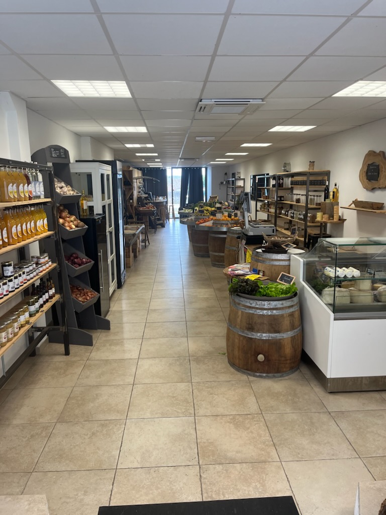 Au cœur d'une bastide emblématique du Périgord pourpre, vente d'un fond de commerce, fruits et légumes, épicerie fine (vin, fromage, produit régionaux et artisanaux) et restauration (salon de thé). 
Bénéficiant d'un emplacement prémium dans le village, dotée d'une grande cours idéal pour a restauration. Ainsi qu'un équipement complet pour pérennisé l'activité . Vendu avec tout l'équipement, store, chambre froide, climatisation réversible, vitrine fromage, cave à vin, étalage fruits et légumes, produits artisanaux.
Pour la partie cuisine, table inox, lave verre, lave main, congélateur, frigo, vaisselles, mobilier extérieur: tables chaises, parasols, petit salon de jardin. 
Si vendu vide prix à débattre .