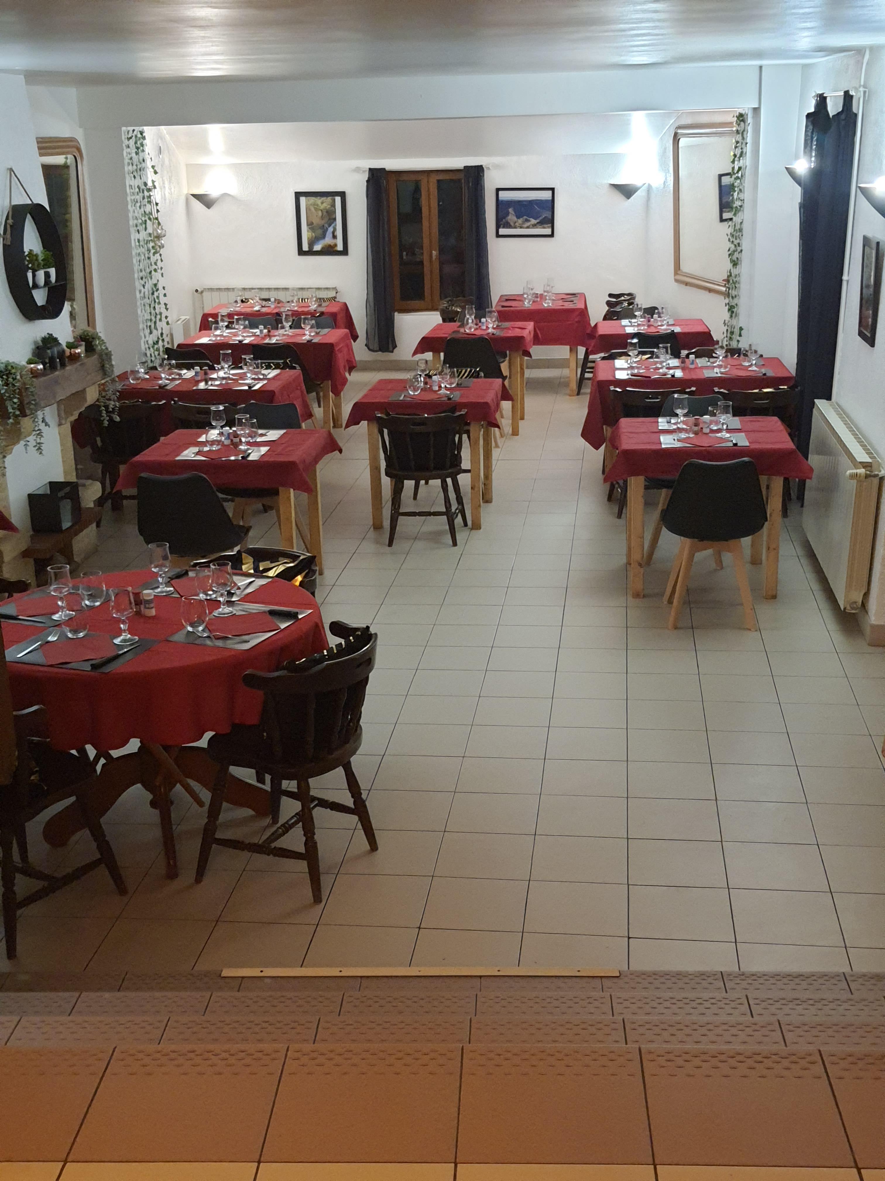 Fond de commerce bar restaurant à proximité d'un site touristique (cirque de Navacelles) sur un axe très passant 
Clientèle touristique mais aussi locale 
Au cœur d'un charmant petit village très agréable 
Terrasse ombragée d'une capacité de 60 couverts 
Salle d'une capacité de 40 couverts
Ouvert toute l'année possibilité de développer le hors saison
Possède un appartement de fonction avec 2 chambres et une pièce à vivre offrant un confort de vie
20 min de Le Vigan 
30 min de Ganges et du Caylar A75
1h de Montpellier et Millau
1h30 de Nimes
Opportunité pour un couple ou des professionnels de la restauration souhaitant s’installer dans un cadre de vie agréable tout en exploitant un commerce rentable et à fort potentiel.