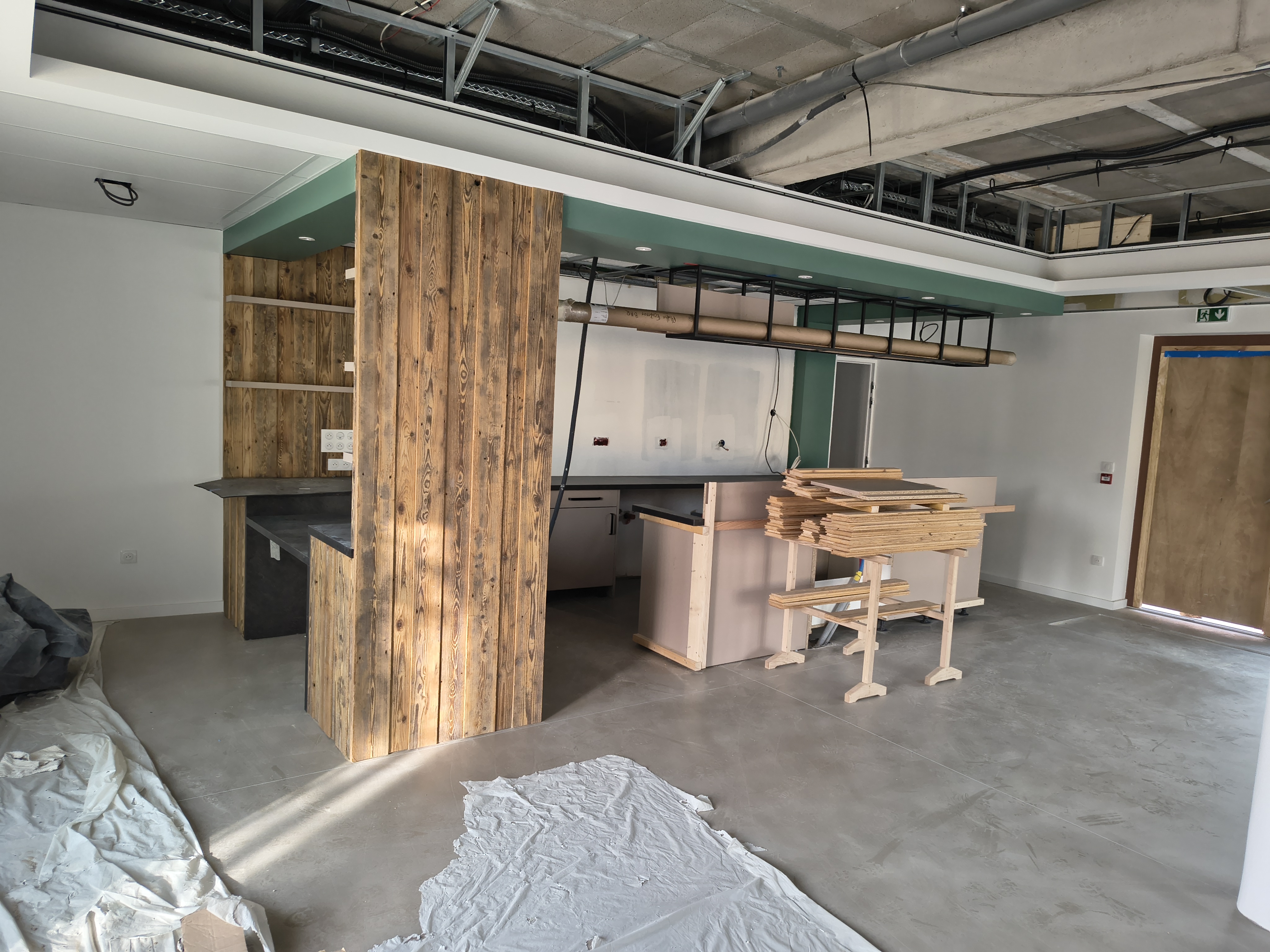 Fontenoy-la-Joûte est une commune rurale française du département de Meurthe-et-Moselle, en région Grand Est, située entre Lunéville et Baccarat. 
Elle compte 311 habitants (données 2023), avec une densité d’environ 28 hab./km². 
La commune fait partie de la Communauté de communes du Territoire de Lunéville à Baccarat. 
Fontenoy-la-Joûte est surtout connue comme “Village du Livre” depuis 1996, avec une dizaine de librairies, bouquinistes et événements littéraires qui attirent amateurs de lecture et visiteurs. Ce label culturel contribue à sa notoriété bien au-delà de sa taille modeste. Le village, typiquement lorrain, est aussi apprécié pour son cadre naturel verdoyant, ses paysages agricoles et forestiers. Il est situé à environ 55 km au sud-est de Nancy, offrant un accès facile aux villes voisines tout en restant calme et authentique. Sa vie locale comprend des manifestations culturelles régulières autour du livre et de l’écriture, renforçant son identité singulière. 

Profil de gérant.e recherché.e :
• Vous possédez des vraies qualités de commerçant et une vive volonté d’entreprendre.
• Vous souhaitez vous engager en faveur de la ruralité et en comprenez les enjeux.
• Vous justifiez d’une expérience significative dans le secteur de la restauration et maitrisez
les techniques culinaires essentielles, ainsi que les normes d’hygiène et de sécurité
• Vous avez des bases solides en gestion et faites preuve de rigueur et d’organisation
• Vous avez des fonds propres et/ou envisagez un prêt pour le lancement de votre entreprise
et l’achat du matériel sur place.

Activités : bar, restauration, animations, multiservices.

Local :
-Etat neuf
-Equipements mis à disposition par la mairie : chauffe-plat, armoire positive, armoire négative,
bain-marie, centrale de nettoyage, four, friteuse, lave-vaisselle, verrerie, lot de casseroles, machine à café, table inox
-Superficie : salle de restaurant/bar 80.7m2, cuisine 19.2m2, réserve et stockage 6.3m2, espaces
extérieurs environ 45m2-Stationnement à proximité.

Contrat proposé : location- bail commercial 3-6-9 ( local, matériel, Licence IV)- 400€

Aspects financiers :
• Apport financier pour l’achat de matériel et petits équipements +
trésorerie de départ 10 000€