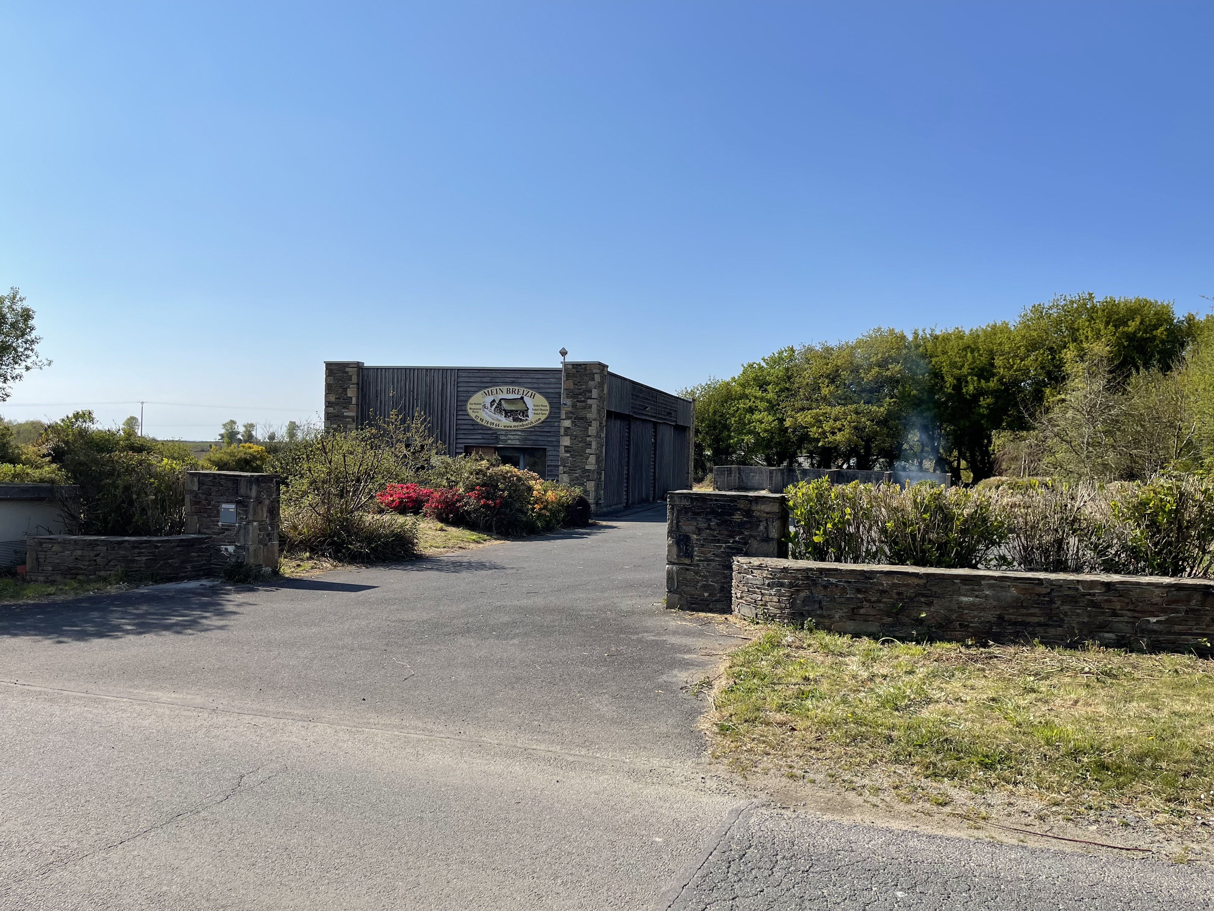 Local commercial et industriel récent de 200m2
Clos en façade par mur en pierre de taille 
Sur terrain arboré de 2240m2
Cour en enrobé 
Accès par terrasse en bois qui dessert 
3 bureaux, un couloir, un wc
Un coin kitchenette 
Tous les bureaux sont desservis en réseaux internet
Un local atelier avec wc
2 vestiaires
Une grande porte coulissante pour accès fourgon 
3 bacs béton en fond de cour pour maçon 
Le tout moins de 10 ans 
Très bel état 
Plus de photos ou informations sur demande
Loyer 800€ net de tva 
Possibilité d’acheter le bâtiment et ses 2250m2 de terrain arboré paysagé pour 150 000€ net vendeur