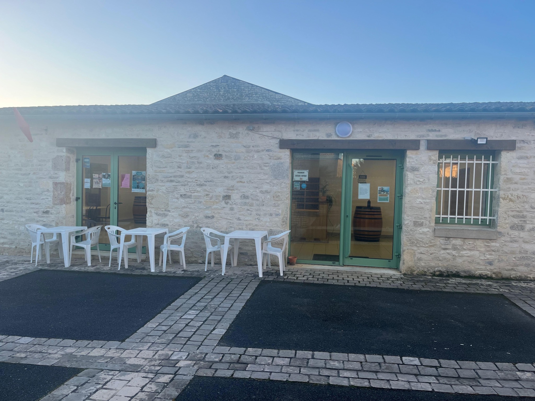 Le gérant ferme l'établissement le 30 juin.
Projet de rénovation en cours pour rénover la cuisine et faire un agrandissement pour une salle de restaurant.
C'est une location gérance et c'est la mairie qui est propriétaire du fonds de commerce.
Un appel à candidatures est consultable à la mairie ou n'hésitez à notre envoyer un mail si vous êtes intéressé.
