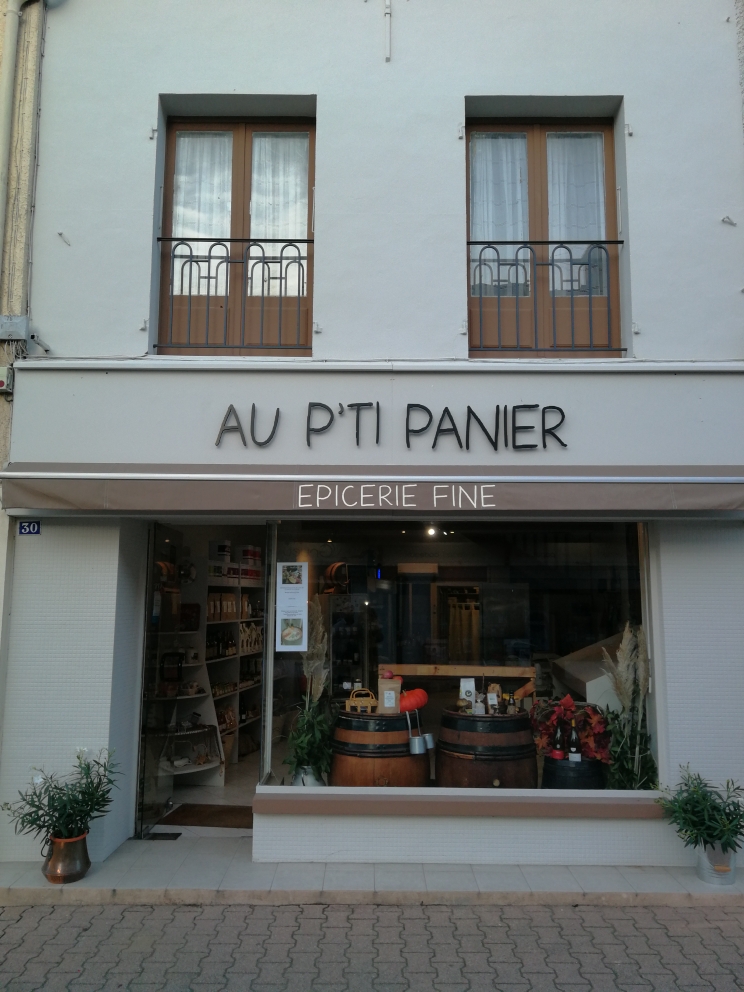Dpt Saône et Loire (71), à vendre PIERRE DE BRESSE Primeur - Epicerie petite restauration
PIERRE-DE-BRESSE (71), entre Chalon-sur-Saône et Dole, fromagerie - épicerie fine dans la rue commerçante du village (environ 2.000 habitants).
Mise en place en avril 2024 d’une offre de restauration, avec 7 places à l’intérieur et 10 places en terrasse.
L’originalité et la qualité des produits font de ce commerce une belle opportunité, à un prix raisonnable !
Bien situé dans la rue, parking facile.
Affaire tenue par une seule personne.
Bonne clientèle.
400 Abonnés environs sur les réseaux sociaux.
Dernier CA : 109 k€ HT.
Le local commercial est grand (78m²), comprenant une surface de vente de 38m², ainsi qu’un labo (10m²), un bureau (10m²) et une grande réserve.
Loyer faible : 520 €.
POSSIBILITE D’ACQUERIR LES MURS, comprenant le commerce ainsi qu’à l’étage un 2 pièces à rénover.
Possibilité de modifier la destination du local selon le projet du repreneur.
En vente en raison d’un rapprochement familial dans une autre région.