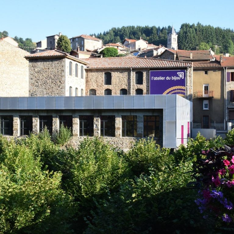 A louer au cœur de la Vallée du Bijou à St-Martin-de-Valamas (07), atelier réservé à un artisan bijoutier, pour une durée de 4 ans à un tarif préférentiel, afin de lui permettre de développer son activité (principe de pépinière).

Intégrer la pépinière de l’atelier du bijou c’est ...
- Un atelier individuel de 15 m² à loyer avantageux ;
- Un espace de vente dans la boutique de l’atelier du bijou ;
- Un accompagnement personnalisé pour développer son entreprise par une conseillère de la Chambre des Métiers et de l'Artisanat, experte des Métiers d’Art ;
- Un accès au plateau technique partagé de la pépinière (banc à étirer, polisseuse, établis pour l’accueil de stagiaires…) ;
- Une visibilité renforcée grâce à la fréquentation touristique de l’espace muséal présent sur le site et les évènementiels régulièrement organisés.

Location à prix très attractif (incluant toutes les charges et l'accompagnement):
Année 1: 160€ / mois
Année 2: 200€ / mois
Année 3 : 240€ / mois
Année 4 : 280€ / mois

Accompagnement à l'installation et à la création d'entreprise assuré par la Communauté de communes Val'Eyrieux et son réseau de partenaires. Aides financières possibles. Avantages fiscaux et sociaux (activité située en ZRR).
Accompagnement dédié de la Chambre des Métiers et de l'Artisanat tout au long du séjour en pépinière

Cadre de vie 

A 2h15 de Lyon, l'atelier du bijou est situé à St-Martin-de-Valamas (1 200 hab.), où vous l'on trouve tous les premiers services de proximité (superette, boulangerie, cafés, banque, garagiste, ainsi que des écoles, une maison de santé...).  A 9 km, le Cheylard (3000 hab.) permet de compléter cette offre de services et de commerces.

Dans un écrin préservé de moyenne montagne, St-Martin-de-Valamas est située dans la Vallée du Bijou, qui est actuellement le plus gros bassin français de production de bijoux et regroupe huit entreprises allant du jeune artisan créateur au fleuron industriel en passant par la PME familiale. Depuis près de 20 ans les collectivités locales et les entreprises s’activent ensemble pour développer l’activité bijoutière et la valoriser : événements, espaces muséaux, projets collectifs…

www.lavalleedubijou.com