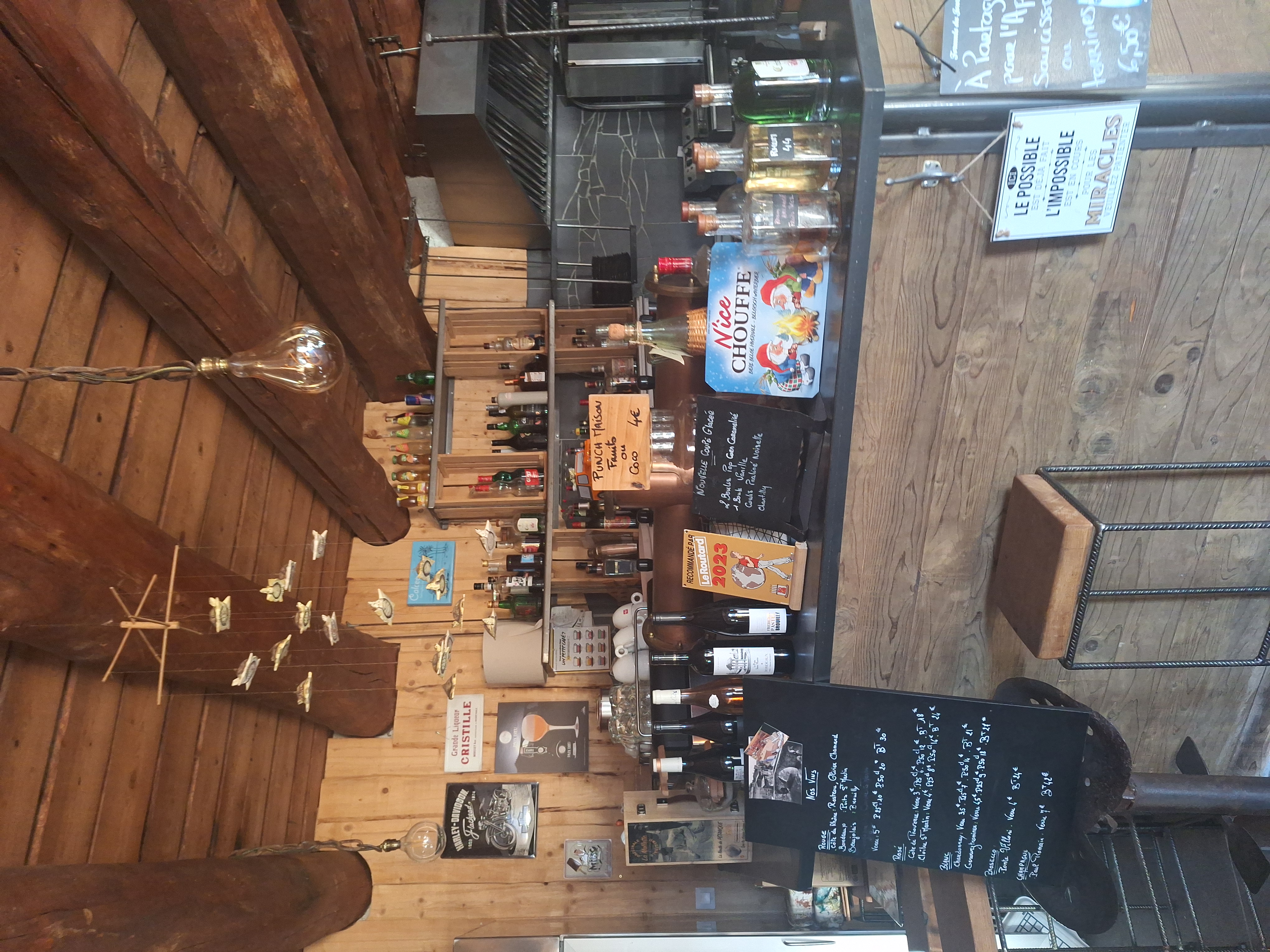 La Guinguette, restaurant convivial une quarantaine de places assises à l'intérieur et terrasse de 120m2.
Parking à l'entrée. Situé dans un village de 1600 habitants. 
Commerces proches,pharmacie, boulangerie, la poste , crédit agricole, casino golden palace.
Très bon emplacement. Restauration traditionnelle.