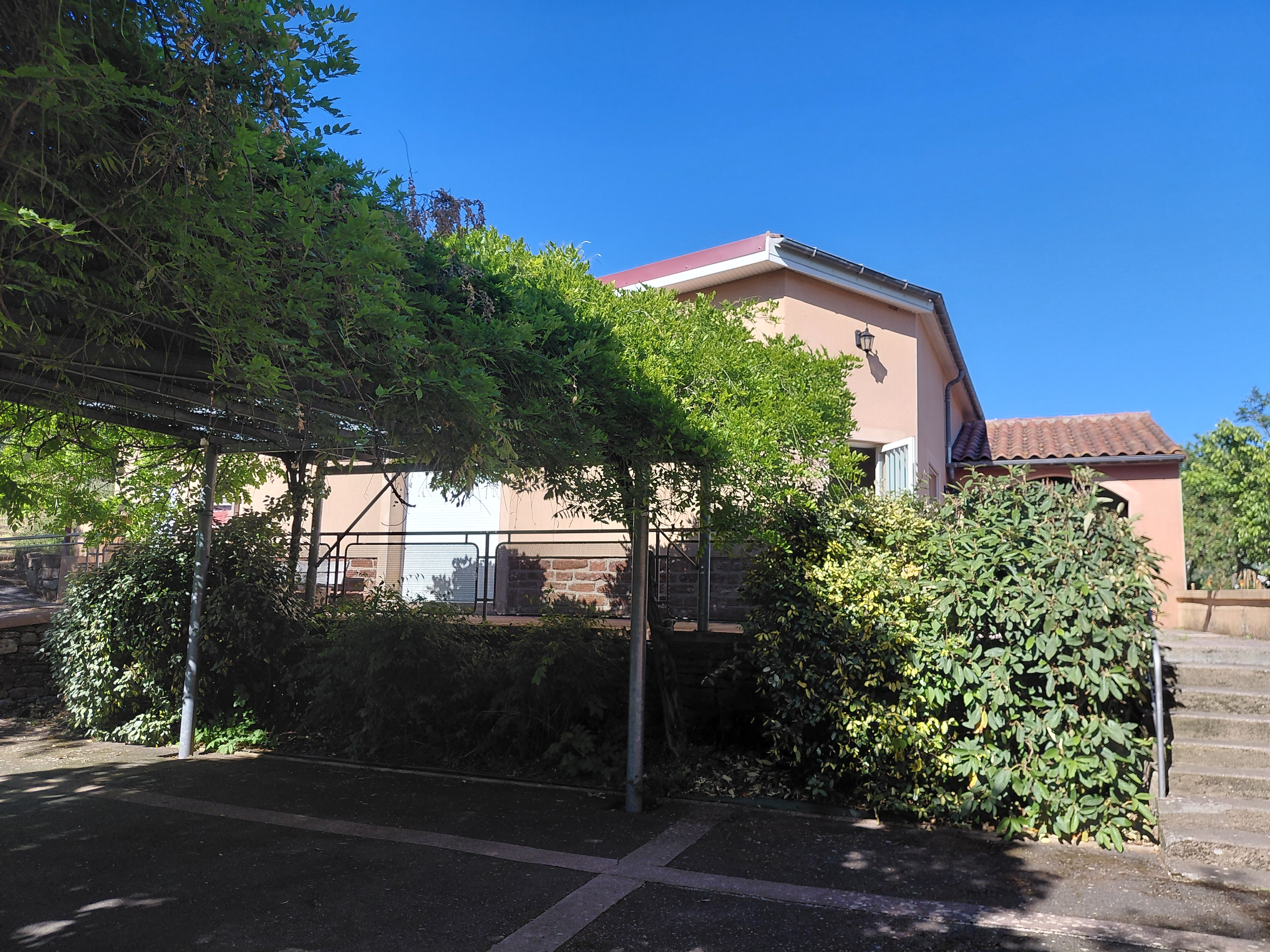 Je m'appelle Anne Claire SOLIER, je suis maire de la commune de REBOURGUIL, située entre MILLAU (12) et ALBI (81) sur l'axe passant de la D999.
Notre commune compte 315 habitants, une école et un restaurant bar. 
Ce commerce est propriété de la commune. Sa surface est de 250m2 environ.
1 partie bar (la commune est propriétaire de la Licence IV).
1 première salle de 50 couverts
1 seconde salle de 30 couverts
1 chambre froide
1 espace stockage
1 espace préparation
1 espace plonge.
De belles terrasses extérieures et un BBQ.
Le conseil municipal souhaite le louer avec une mensualité modérée de façon à faire perdurer le lien social et l'activité dans le village.
Nous souhaitons développer un dépôt de pain, de presse et divers services et animations sur place.
Les locaux seront TOUS NEUFS et AUX NORMES ACTUELLES (sécurité incendie, marche en avant hygiène, isolation, éclairage) d'ici la fin 2026. Les locaux sont EQUIPES entièrement. Il s'agit d'une  affaire saine  qui a été tenue pendant 15 ans par la même personne, cette dernière ayant du stopper son activité pour raison grave de santé. Nous recherchons UN/UNE PROFESSIONNEL(LE) motivé(e) et volontaire qui va s'engager et qui aura de superbes conditions pour travailler. A bon entendeur! N'hésitez pas à nous contacter par mail ou par téléphone!