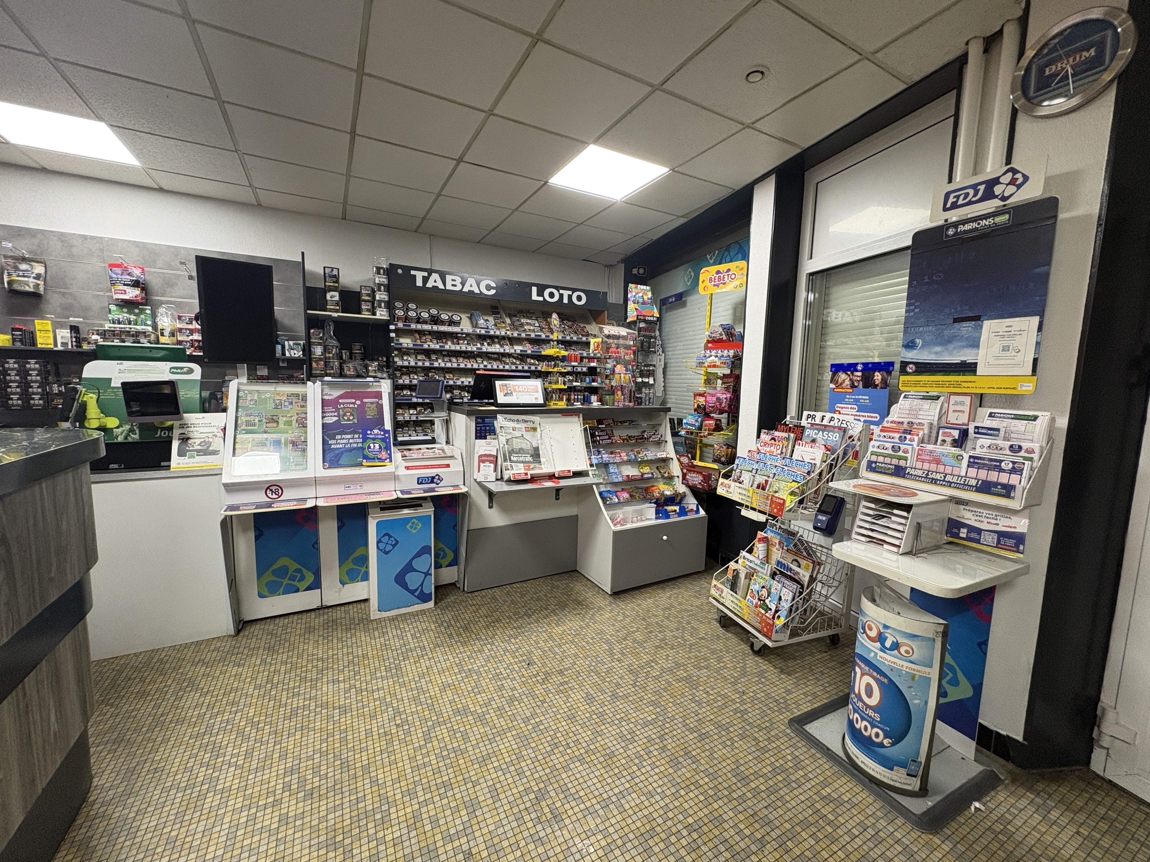 A Châteauroux, ce fond de commerce se distingue par son accessibilité, étant ouvert tous les jours de la semaine. Les horaires d’ouverture sont de 7h à 19h30 du lundi au vendredi, et de 10h à 19h30 le samedi, avec une fermeture à 18h le dimanche.

Le commerce propose une large gamme de services, incluant la Française des jeux, un tabac, le PMU, ainsi qu'un espace Amigo et un bar avec licence 3. La sécurité est assurée par une alarme Securitas opérationnelle 24h/24. 

À l'extérieur, une terrasse accueillante se trouve à l’avant, tandis qu’un jardin de plus de 700m² se déploie à l’arrière, agrémenté d’une terrasse, d’un garage et d’un verger. Le garage bénéficie d’un toit en ardoise, tandis que l’immeuble est couvert de tuiles mécaniques. Un bac acier sur la terrasse et un grand portail manuel ajoutent à la praticité de l’ensemble.

Le commerce affiche un chiffre d'affaires annuel solide, avec deux employés. Le loyer s’élève à 1500€, avec des charges foncières de 1600€. Les installations comprennent une chaudière à condensation neuve et une climatisation réversible, garantissant un confort optimal.

L’immeuble abrite également un appartement sur deux niveaux, avec la possibilité d’un troisième niveau. Au premier étage, un grand salon séjour de 80 m² se connecte à une cuisine entièrement équipée, comprenant four, hotte, plaque à induction et évier. Une salle d’eau avec WC complète cet étage. Le deuxième étage se compose de trois chambres, dont deux avec dressing, ainsi qu’une salle de bain dotée d’une douche et d’un WC, incluant un coin buanderie. Un grenier aménageable offre des possibilités supplémentaires.

Le bien est équipé de double vitrage phonique sur la façade et de volets roulants manuels. Les charges mensuelles pour l’électricité et le chauffage au gaz au bar s’élèvent à 450€. La climatisation réversible est également présente dans le bar, tandis qu'une VMC assure une bonne circulation de l'air dans tout l’immeuble. Le chauffage au gaz est installé dans l’ensemble de l’immeuble, et une cave est incluse dans la vente.

Avec une parcelle de 850 m² et une surface totale de 300 m² pour le commerce et l’habitation, ce bien présente une belle opportunité pour quiconque souhaite conjuguer projet professionnel et cadre de vie agréable.