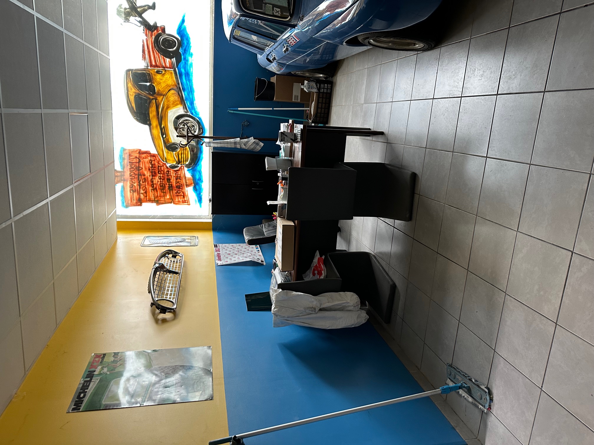 Garage de carrosserie peinture automobile entièrement équipé cabine,laboratoire,
pont 4 colonnes, poste à souder par point,ponceuse etc....
bel emplacement à quelque métres de la célèbre RN7 entre Moulins et Nevers
2h.30 de Paris autoroute de bout en bout.
Gros potentiel de développement ,grand parking goudronné, cameras, portail
électrique, entièrement clos .
1 ER CONTACT PAR MAIL