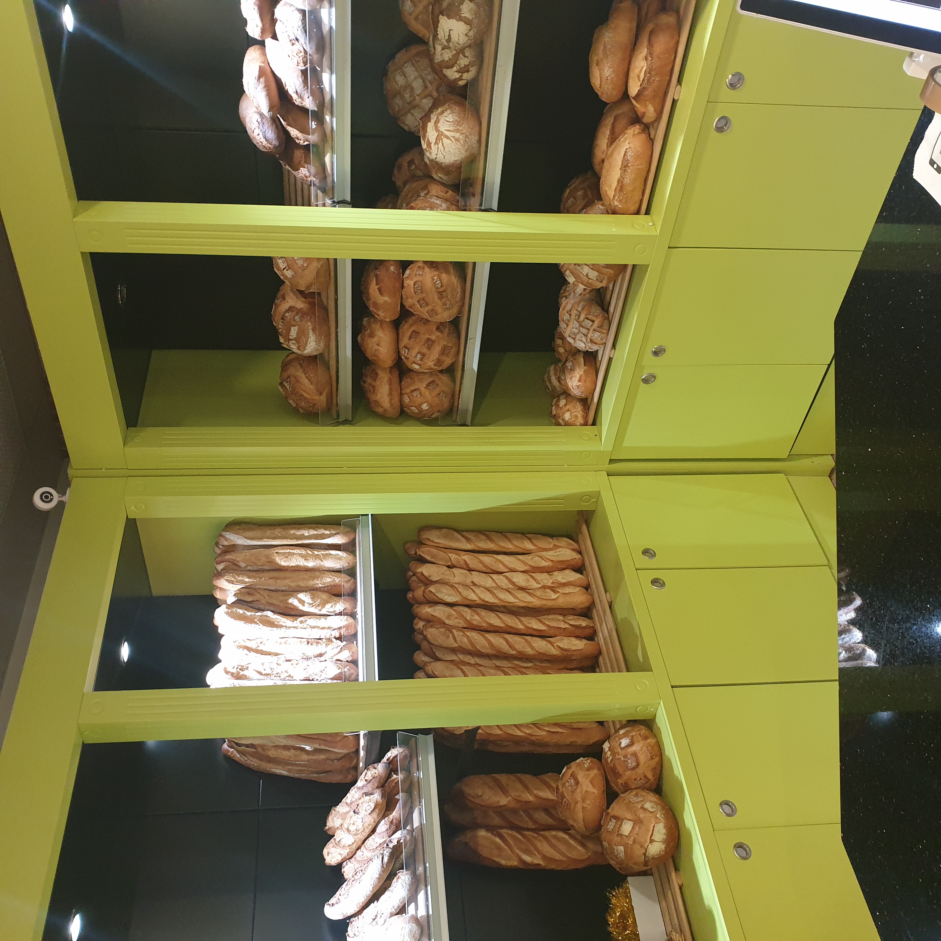 Pour un changement de vie a céder fond de commerce boulangerie patisserie épicerie  au cœur d un village de  900 habitants  avec école,bar,poste,bibliothèque, caserne pompier et foyer de vie
Fournil tout équipé de 150 m carré, espace de vente et bureau
Matériel :four,pétrin, diviseuse,faconneuse,chambre froide et fermentation
Ce Matériel appartient a la mairie
Loyer mensuel :160€ TTC
Fournil ,espace de vente,et bureau: 535€TTC
Logement 100 m carré  4 chambres,cuisine ,salon ,cour ,cave et dépendance 
630€ TTC
Le prix comprend :fond de commerce et tout le petit matériel  exemple:vitrine,plaque caisse enregistreuse tactile,cellule refroidissement etc...
Aucun achat a prévoir  tout reste 
Clientèle fidèle depuis 2014