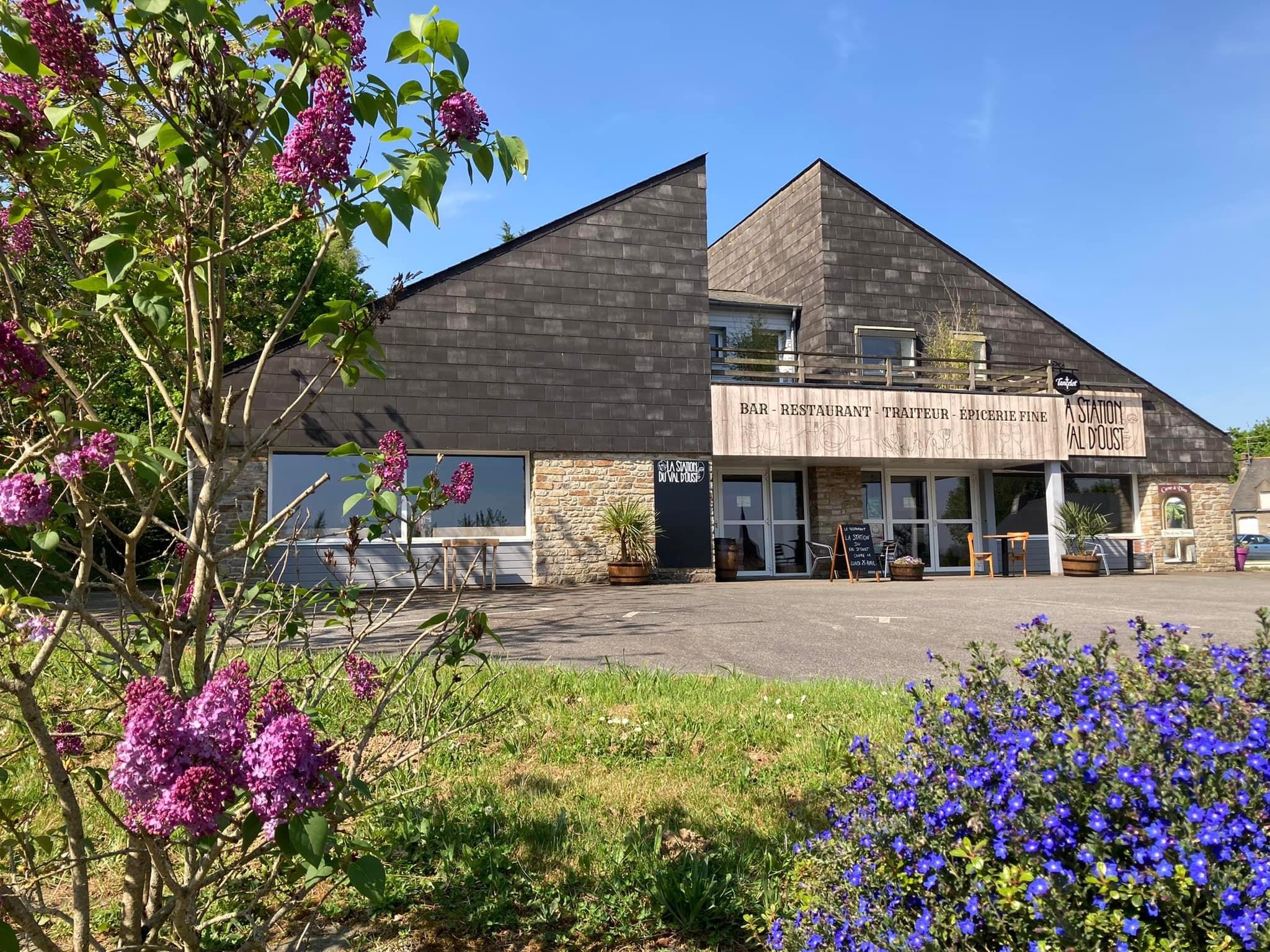 A VENDRE - RESTAURANT CLE EN MAIN - BELLE OPPORTUNITE

Nous proposons à la vente 100% des parts d'une SARL exploitant un restaurant, idéale pour une reprise rapide sans surprise.

* AUCUNE DETTE - situation financière saine
* MATERIEL COMPLET ET OPERATIONNEL
* ETABLISSEMENT PRET A TRAVAILLER IMMEDIATEMENT
* CLIENTELE REGULIERE ET LOCALE
POTENTIEL DE DEVELOPPEMENT (horaires, concept, livraison etc...)

Actuellement capacité de 35 couverts en salle (possibilité d'augmenter la capacité) et capacité illimitée en extérieur.
Grand parking privé.
Fort potentiel de développement, le CA de l'établissement peut largement être augmenté.
Le restaurant est parfaitement équipé (cuisine de 30m2) et prêt à l'emploi ! (aucun travaux à prévoir)
Licence IV

Clientèle fidèle et locale et très touristique 6 mois de l'année

Idéal pour un couple ou une première installation.
Cadre de vie très agréable
Très beau logement spacieux au dessus du restaurant de 100m2 avec 3 chambres, idéal pour une famille.  

Loyer perso de 500€ TTC
Loyer professionnel 900€ HT

Possibilité d'accompagner les repreneurs pour optimiser la passation

Renseignements supplémentaires ainsi que photos sur demande pour personne SERIEUSEMENT INTERESSÉE UNIQUEMENT !