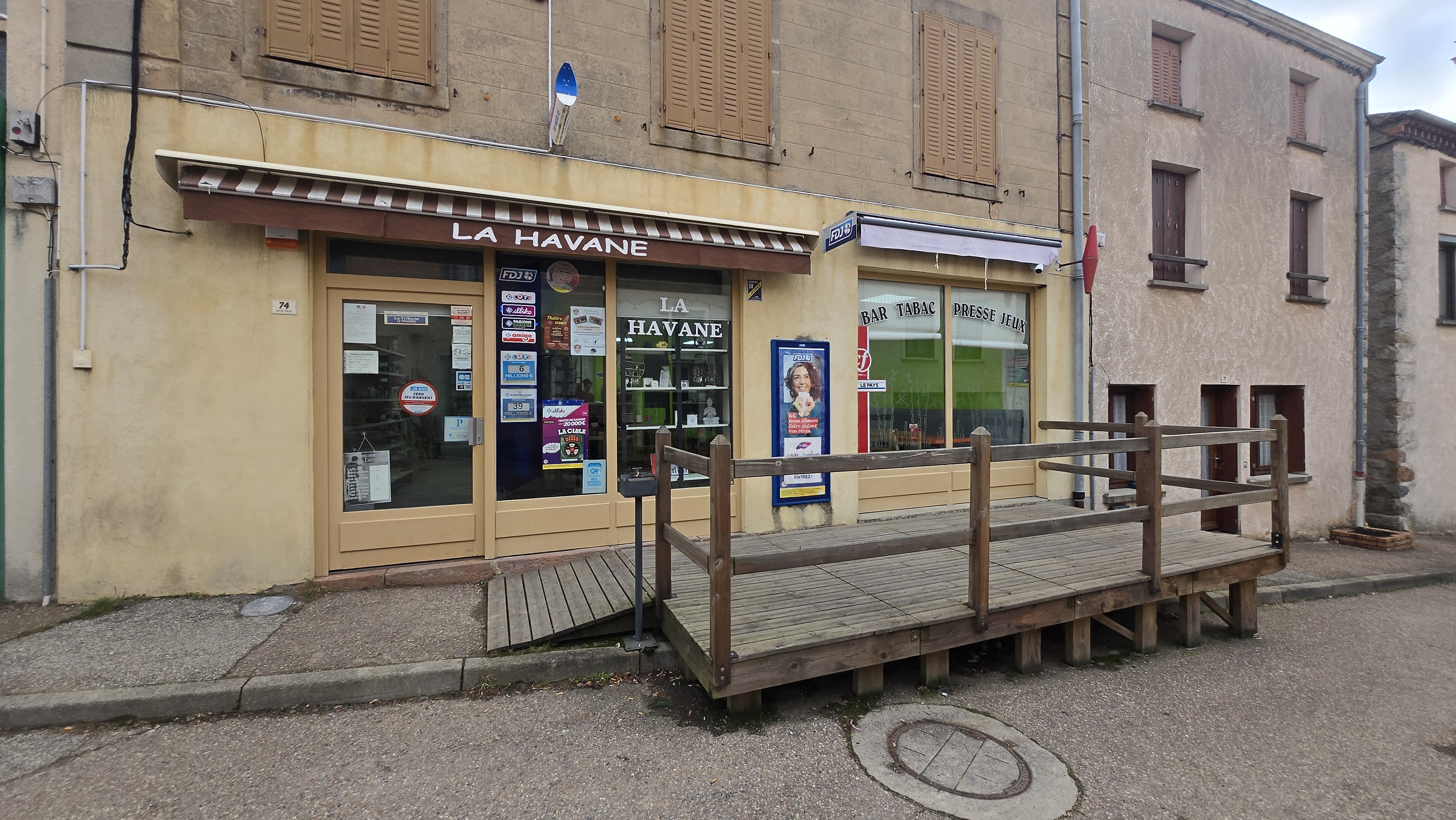 Tabac , Fdj , bar , bimbeloterie 
Idéal pour une personne.
Possibilité de developper du snacking...ou autre
Loyer mensuel 450€.

Possibilité de racheté tout le batiment qui comporte 3 appartements et le commerce ( tous loués ) rentabilité supérieur a 7%  prix sur place si intéréssé

Village d environ 950 habitants , avec commerce de.proximité boulangerie , superette, auberge, ecole, . Nombreuses associations