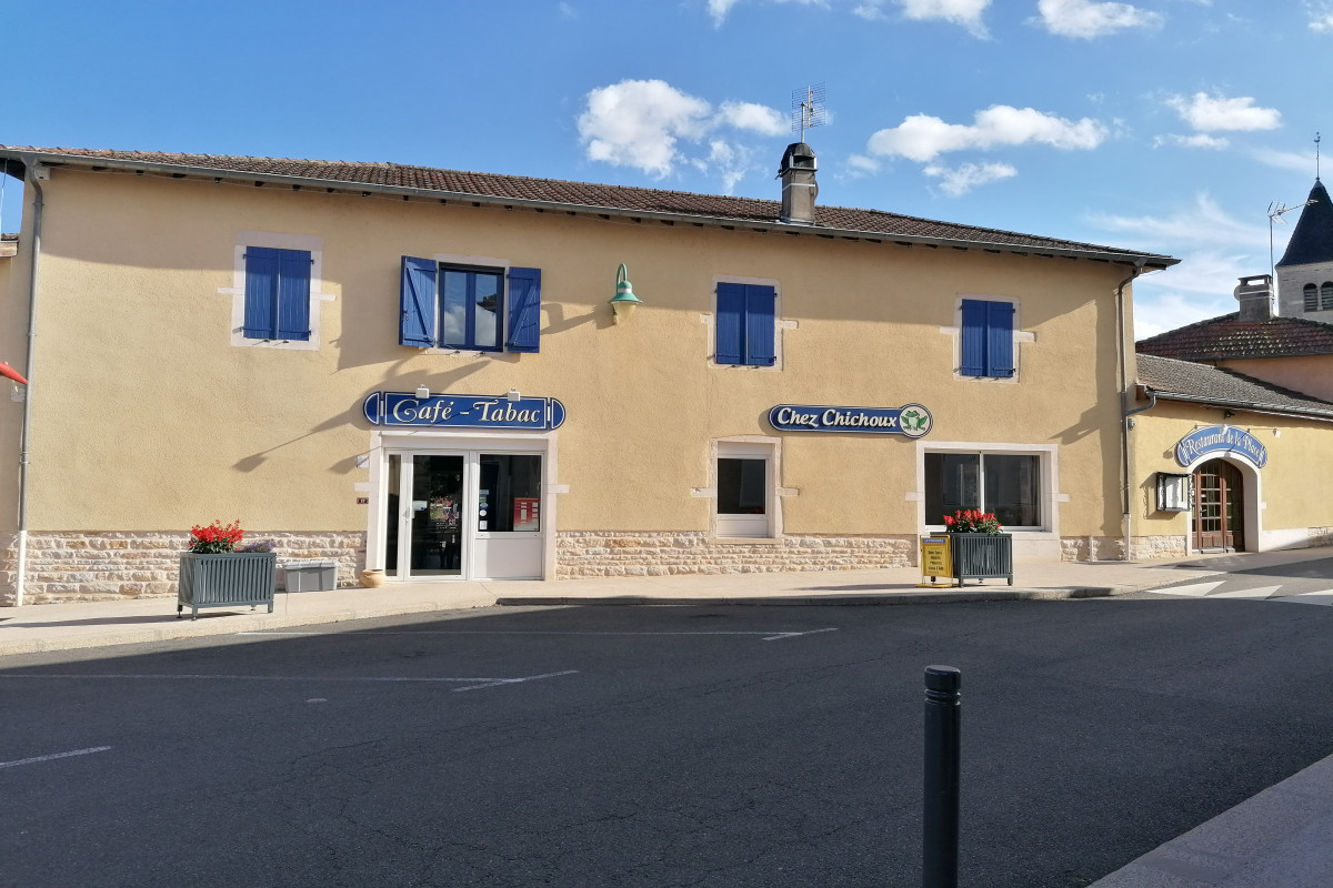 vends fonds de commerce restauration traditionnelle, bar, tabacs, journaux, épicerie et dépôt de pain dans village entre Mâcon et Lyon.
Cadre agréable, accueil chaleureux, cuisine raffinée. Surface commerciale de 140 m2 avec dépendance de 30 m2. Le nombres de couverts en intérieur est 90 et 70 en terrasse dans une cour fermée. Très bon état de l'agencement, du mobilier et du matériel. Aucun travaux à prévoir. Parking à proximité facilité d'accès plus parking privé. Accès handicapé. A l'étage logement privé de 110 m2, 4 chambres, 1 bureau, salle à manger, salle de bains, wc