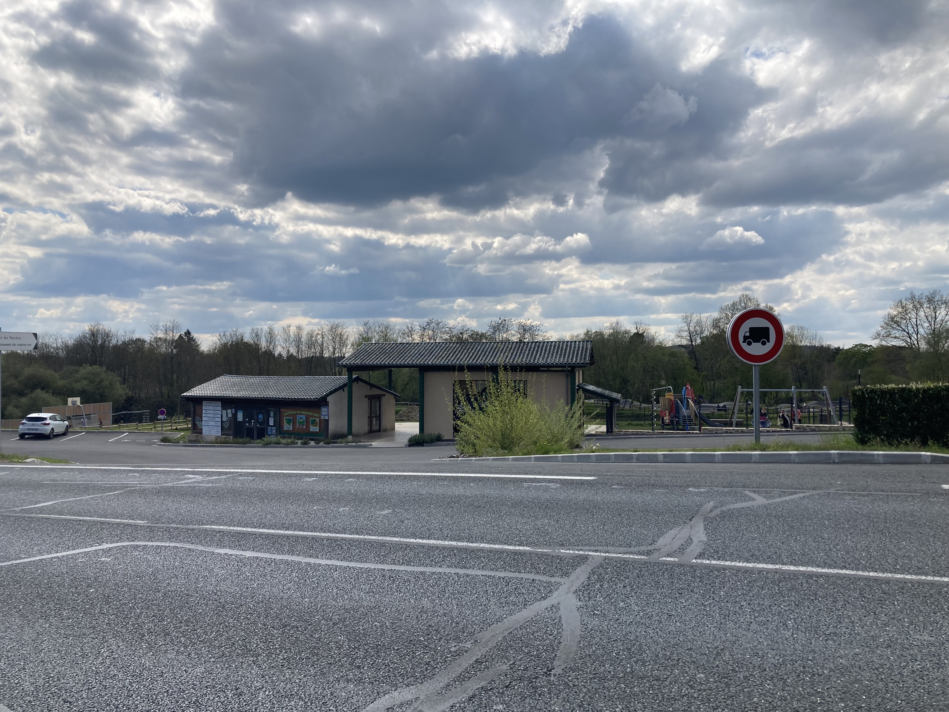 La Mairie de La Coquille (1300 habitants, en Périgord Vert), dispose d’un local de 35m2 situé au bord de la RN21, à 500m du bourg et implanté au cœur d’un site de loisirs de plein air, très fréquenté, qui comporte notamment un city stade, un pump track, une aire de jeux pour enfants, un parcours sportif et de santé ainsi qu’une aire de camping-cars et une boutique de producteurs locaux. 

La coquille est une commune dynamique, forte de son tissu associatif, de ses écoles et de son collège, d’une maison médicale ainsi que de nombreux commerces et services. 

La commune souhaite implanter dans ce local une activité de restauration rapide/snack et recherche, dans ce cadre, un exploitant professionnel de la restauration.

Le local a été entièrement rénové et mis aux normes (hygiène et sécurité) par la commune. Capacité de la salle intérieure : 15 couverts environ. Une grande terrasse extérieure de 140m2 donnant sur le site de loisirs complète le potentiel de couverts notamment en saison. 
La cuisine fonctionnelle d’environ 15m2, tout électrique, est à équiper par l’exploitant. 

Loyer de 300€/mois, bail commercial 3/6/9. Pas de porte de 2500€. Grand parking attenant. Licence restaurant à obtenir par l’exploitant.

Clientèle locale, d’ouvriers, de passage et touristique en saison. Projet à potentiel, idéal pour une personne seule ou avec un(e) conjoint(e) en complément de revenus.