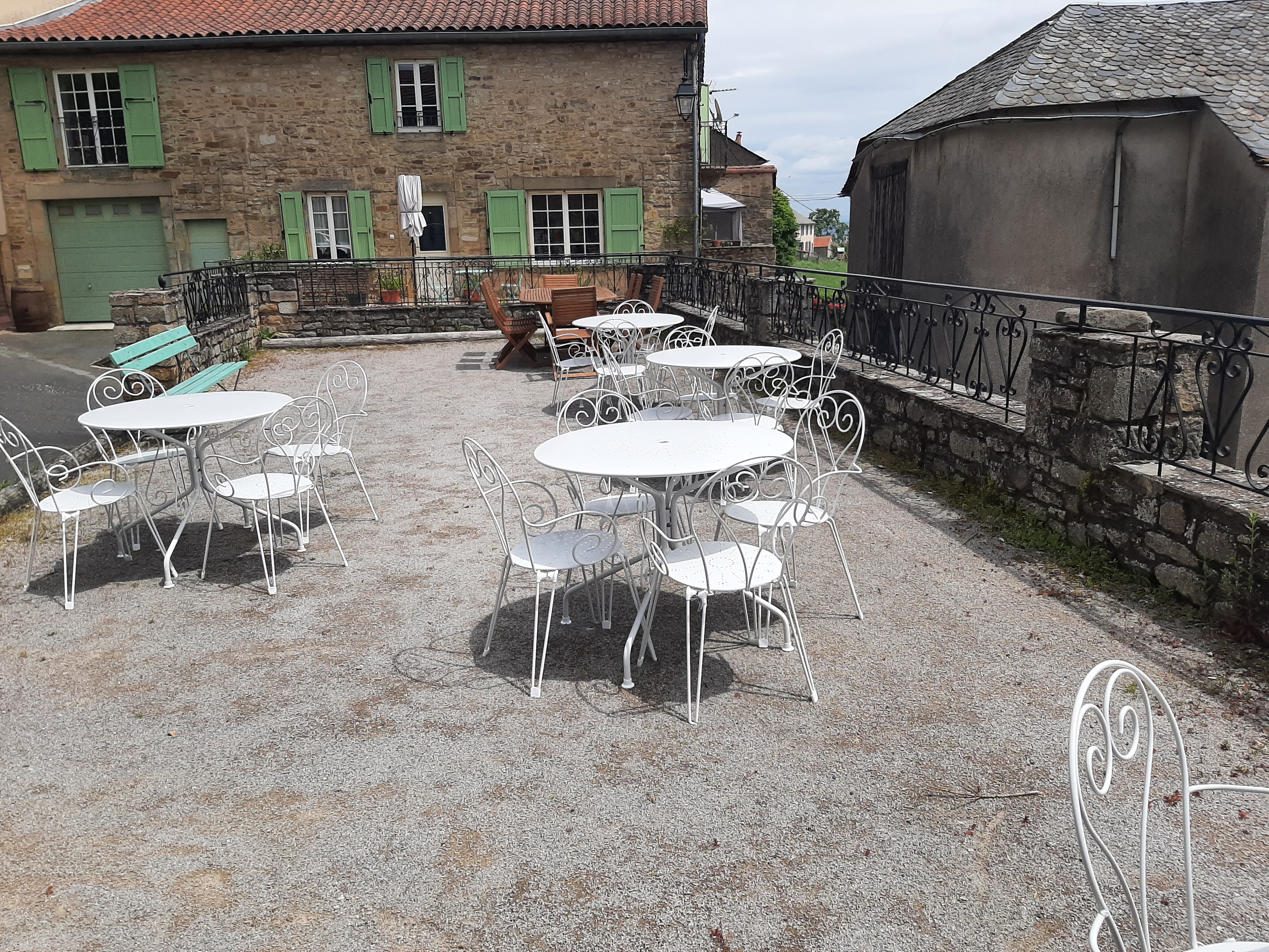 Le bar restaurant communal de Montclar en Aveyron est actuellement disponible à la location et la municipalité  recherche activement  ses futurs gérants enthousiastes, énergiques et professionnels dans le domaine de la restauration.
Ce magnifique établissement dispose d'un cadre chaleureux, aussi bien en intérieur avec ses différentes salles et sa cuisinière à bois neuvee qu’en extérieur avec sa vue panoramique,  idéal pour offrir des repas délicieux et mémorables à vos clients.
Le loyer mensuel s'élève à 600 € HT incluant un appartement avec 2 chambres, 1  bureau, 1 pièce à vivre attenant au restaurant ( cuisine équipée: four, plonge, friteuse, lave vaisselle, hotte, chambre froide.....). Cela représente donc une opportunité pour les futurs gérants de vivre sur place et ainsi s’investir plus facilement dans leurs activités. Les salles de restaurants et les terrasses sont équipées de mobiliers neufs.
Nous  cherchons des personnes passionnées par la gastronomie et ayant une expérience dans la gestion d'un bar/restaurant. Cet établissement offre également plusieurs autres opportunités qui peuvent compléter votre offre : épicerie, dépôt de pains, journaux……La commune mettra à disposition gracieusement la licence IV aux futurs gérants.
Notre choix se portera sur des candidats ouverts au dialogue, respectant une ouverture régulière des lieux et prêts à s’investirent pour le village et ses habitants attachés à ce lieu de vie .
Vous pouvez nous transmettre votre dossier de candidature par courrier à Mairie de Montclar 12550 MONTCLAR ou par mail à mairie@montclar12.fr.
Si vous désirez plus d'informations concernant la reprise de cet établissement, n'hésitez pas à contacter la mairie au 05.65.99.75.06.
OFFRE RESERVEE UNIQUEMENT AUX PROFESSIONNELS DE LA RESTAURATION.