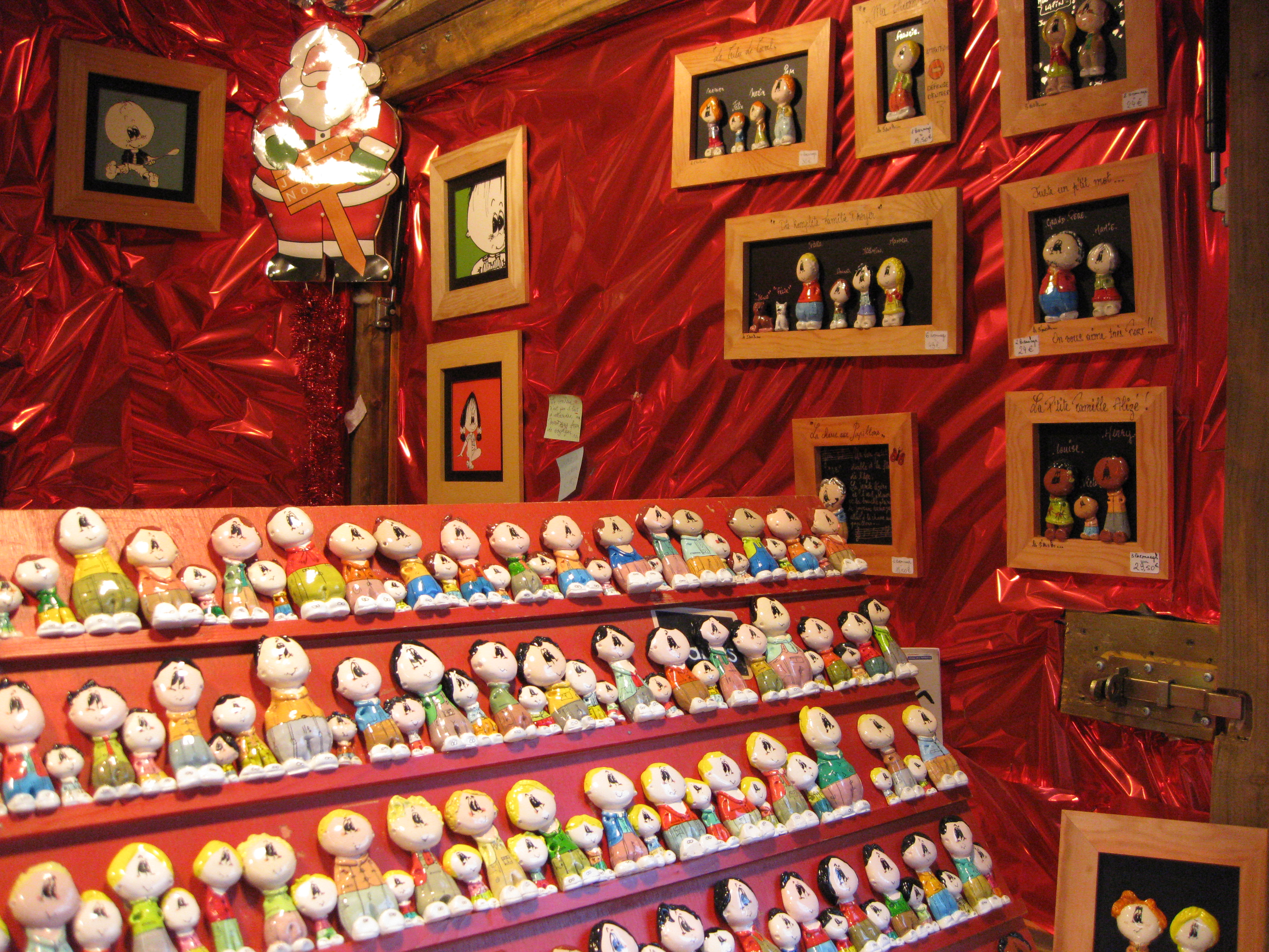 Petits personnages en plâtre céramique en 3D représentant le papa, la maman, les enfants, les animaux de compagnies pour créer votre portrait de famille. 
Artisanat 100% français et fait main personnalisé  à la demande du client .
Cadres en bois des Landes avec déclinaisons pour le cadre de Mariés et le cadre de Naissance Vente sur un site internet et sur les divers marchés de Noel de France et autres. Possibilités de développer le produit sur d'autres supports tel que tee-shirts  mais aussi en boutique bébé
Marque déposée à L'OHMI  dessins et modèles déposés étalement concept du de l'arbre généalogique