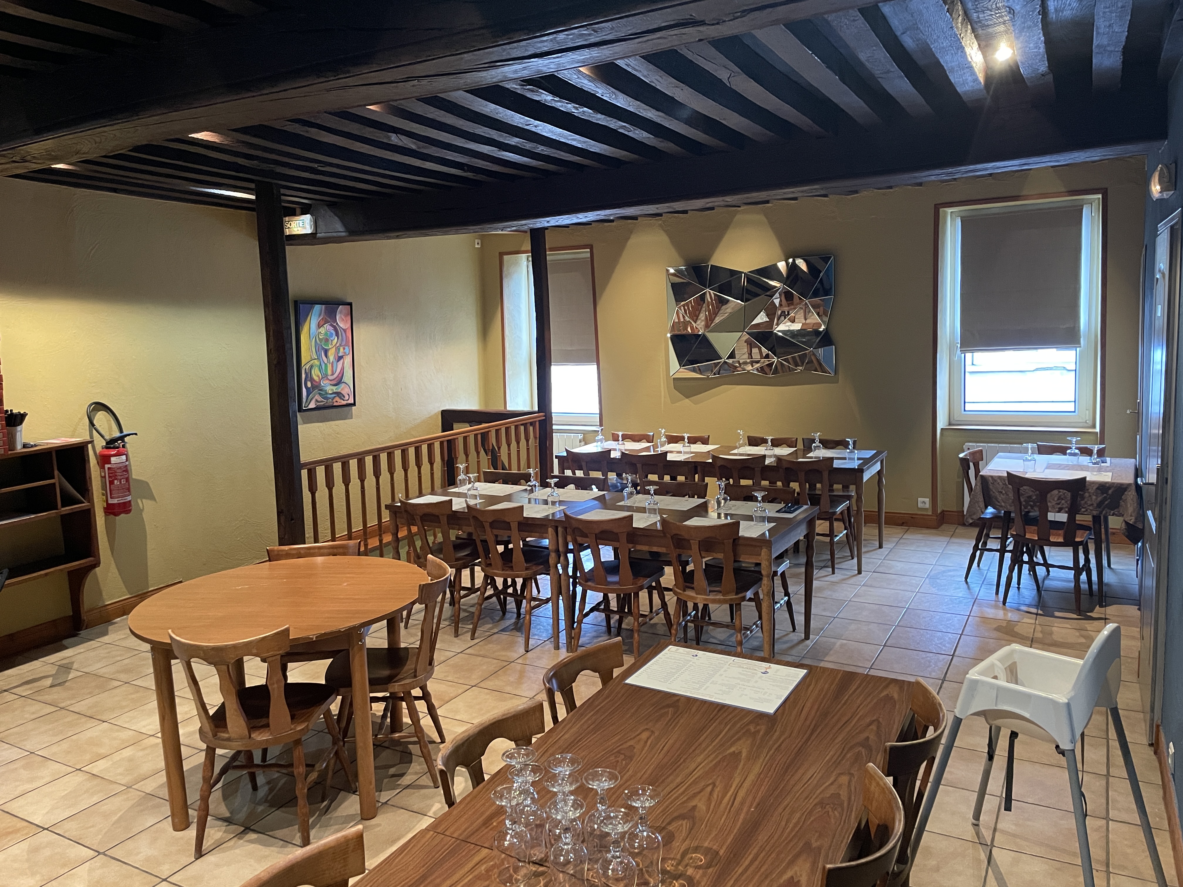 Les + : Centre-ville - Grande terrasse - Capacité en couverts : Eté : 200 couverts / hiver : 75 couverts. Couverture téléphonie et fibre opérationnels

Le territoire Morvan Sommets et Grands Lacs est une destination touristique du Parc naturel régional du Morvan, à moins de 3h des régions parisienne et lyonnaise. Pizzeria idéalement placé (au centre-ville) au sein de Château-Chinon (2000 habitants dont 800 étudiants) et capitale du Morvan.
Proche du panorama et site « le Calvaire », du projet d’astronomie « de la Terre au Ciel ». Voisin également du tiers-lieu « le Trois ». Ville dynamique par ses nombreux commerçants, artisans et multiples professionnels de soins (hôpital, médecins généralistes, dentiste, ostéopathe, kinés, podologue) et vétérinaire. Château-Chinon, ville d’accès entre Bourges (18) et Dijon (21) via Nevers (58) et permet de rayonner sur des sites majeurs (Lac des Settons, Bibracte, Vézelay, Autun…).

Pizzeria et restaurant traditionnel, licence IV, localisée 14 rue du docteur René-Pierre SIGNE
Ouverture 5 jours/semaine (fermeture le dimanche et le lundi), 6j/7en saison. Affaire familiale avec pizzeria & restaurant traditionnel depuis 22 ans. Fonctionne avec 2 salariés + 3 saisonniers en juillet/août
RDC : cuisine (20 m²) aux normes et plonge (8m²), comptoir, salle de restauration (80 m²) pouvant accueillir 35 couverts, sanitaires, 
Terrasse : superficie totale 600 m². Seulement 300 m² utilisés pouvant accueillir 125 couverts
1er étage : salle de restauration (60 m²) pouvant accueillir 40 couverts, 2 locaux de stock
2e étage : appartement de 60 m² (4 chambres, salle de bain) accès par le restaurant.
Cave : accès par une trappe. Chauffage électrique indépendant (restaurant et appartement), radiateurs changés en 2023, fenêtres « double vitrage » dans la partie commerce. Toiture récente (10 ans)
Matériel en bon état : plancha, piano, four, friteuse, 2 chambres froides, cave à vins, etc. 

Pizzeria : prêt à l’emploi. Logement : travaux de rénovation et performance énergétique à prévoir. Périmètre de l’ABF (Architecte des Bâtiments de France) à respecter pour les travaux extérieurs. 
Le restaurant bénéficie d’une clientèle régulière, locale, régionale et de vacanciers. Clientèle étrangère répartie entre NL et belges (60%) et Fr (40%). 

Affaire saine et marge de progression possible - C.A annuel 2025 (01/10 au 30/09) : 290 000 €
Prix du fonds de commerce : 190 000 €
Loyer de la terrasse : 500 €/mois. Loyer du commerce : 700 €/mois
Possibilité d’achat des murs (avec un autre bâtiment attenant)

Le vendeur : M. et Mme GUYOT – 14, rue du docteur René Pierre Signé - 58 120 Château-Chinon