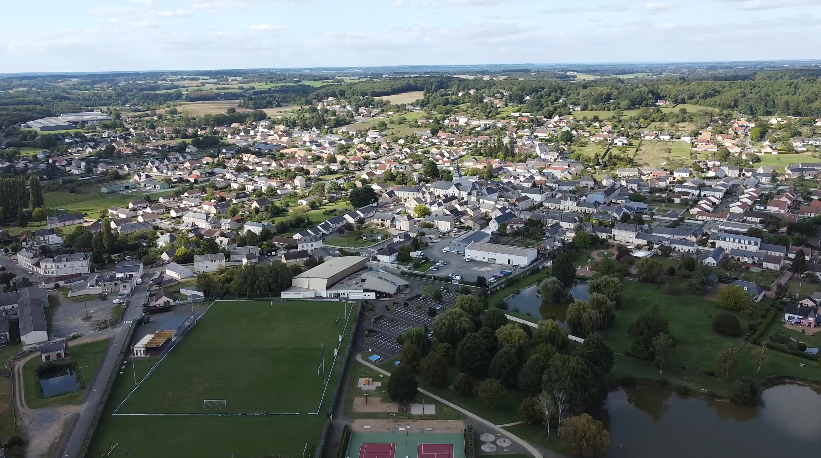 UNE CLIENTÈLE ASSURÉE :
unique restaurant du village en centre-ville : salle de 60 couverts et terrasse de 60 couverts, Cuisine & salles équipées, de plain-pied face à la Mairie - Seul restaurant du village. Parking 50 places en face. Commerce propriété de la mairie en cours de rénovation. Contact : mairie d’Aubigné-Racan :  02.43.46.20.70 / 06 83 76 71 72, dev@aubigne-racan.com Gilles Menant chargé de développement.
Profil des repreneurs : idéal pour un couple. Cuisinier (F/H) qualifié. Restaurateurs en capacité d’investir (décorations/équipements) en collaboration avec la municipalité. Potentiel minimum 60 couverts midi et plats à emporter. Proposer une offre variée de produits locaux. Capacité de gestion et d'organisation.
Aubigné-Racan est  une commune très dynamique de 2200 habitants : 2 écoles, une crèche associative, une maison d'assistante maternelle. Tous commerces et artisans. Pharmacie, médecin, kinésithérapeute Espace de loisirs et sportifs unique dans le sud Sarthe, bibliothèque, 35 associations. Proche A28 et gare SNCF ligne Le Mans Tours.