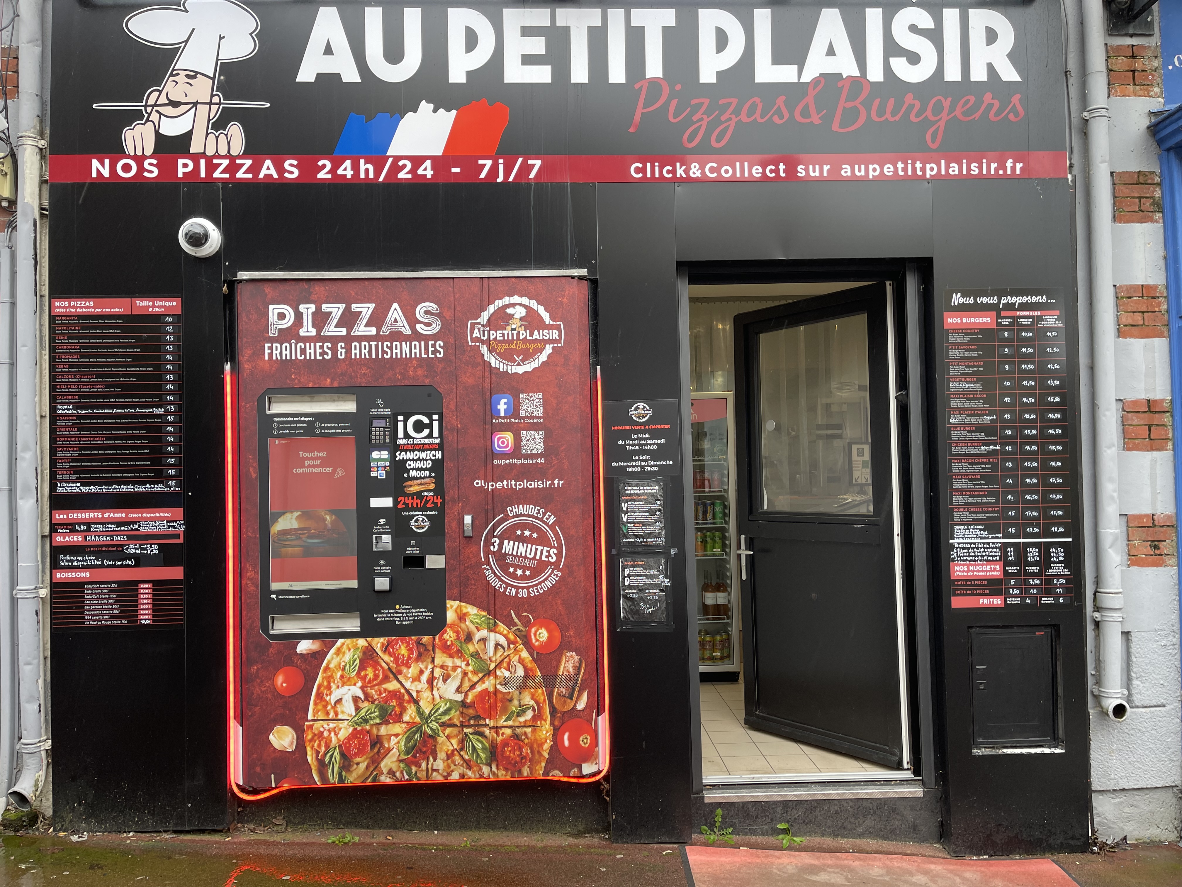 Au nord ouest de NANTES (44),  labo de production pour vente à emporter
(PIZZAS ET BURGERS) et distributeurs auto de pizzas. Local de 60 m2, tout équipé avec extraction.
Local refait à neuf en 2021, avec équipements de production adaptés.
CA 300 K
Loyer 1100€
Affaire tenue en couple + 1 salarié à tps partiel
Situé au centre bourg d’une ville en constante augmentation de population.
21 ans d’exploitation.
Curieux ou non professionnel s’abstenir merci.