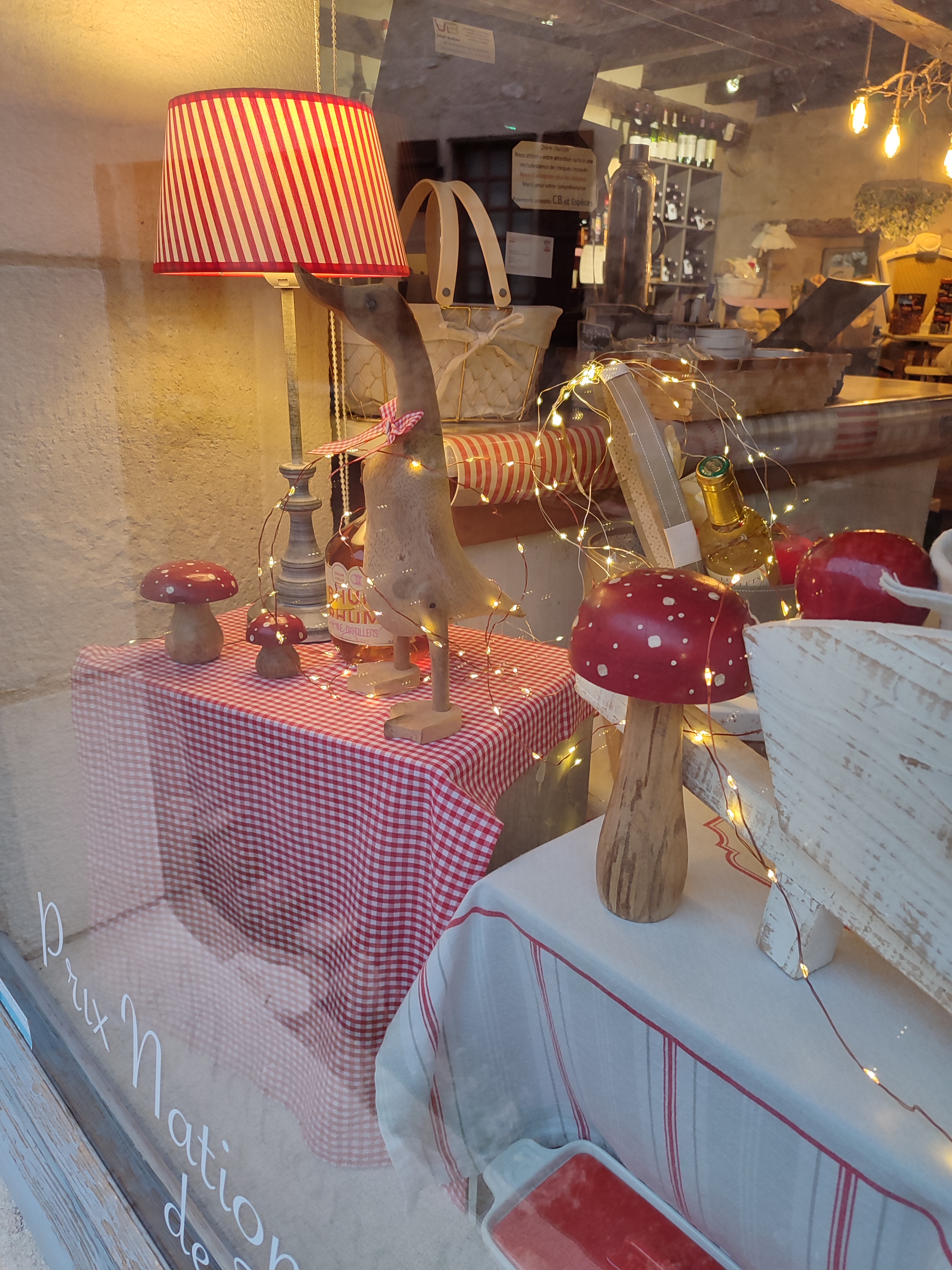 Commerce alimentaire dans plus beau village de France

Texte :	Départ retraite, cède fond de commerce dans village classé en Auvergne, alimentation fine, produits locaux. Surface du local 35 m2 environ, agencée, poutres et murs en pierres. citée médiévale dynamique, en plein essor, très touristique et belle clientèle locale. Epanouissement garanti. entre 300 et 500 000 visiteurs par an. Loyer des murs modéré 450 € mensuel
Localisation :	Charroux (03140)
Email :	paristhi@gmail.com
Téléphone :	0686034235