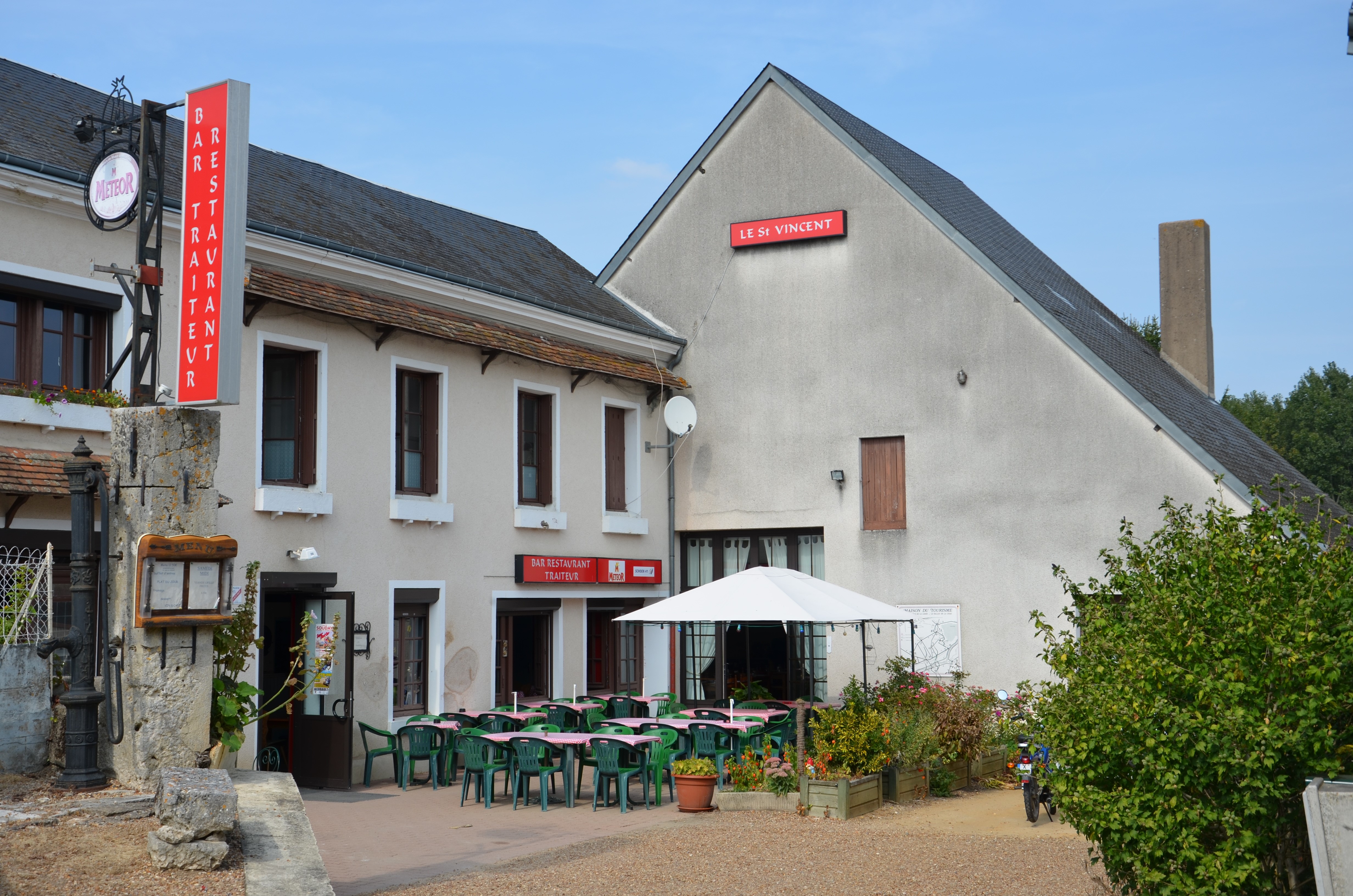 Charmante commune de 570 habitants située entre vignes et forêts, recherche le futur exploitant de son bar-restaurant traditionnel, situé dans le bourg, pour reprise d’activité après travaux.
Adjonction d’une activité nouvelle de multiservices (produits de première nécessité, dépôt de pain, relais colis, produits locaux, etc. ….). 
Parking public à quelques pas du restaurant. 
Clientèle locale, de passage et touristique (Loire à vélo, camping, châteaux, …). 
Bar + salle de restaurant de 120 m2 avec cuisine/annexes de 50 m2 + local multiservices  attenant indépendant de 45 m2. Etat neuf (travaux en cours – réception prévue fin avril 2025). 
Licence IV et mobilier-équipement mis à disposition en l’état (équipement de production, mobilier, vaisselle, ….).
Pas de fonds à acheter ni de droit d'entrée.
Loyer mensuel bail commercial 3/6/9 ans de 600 € HT. 
Possibilité de location en sus d’un petit appartement (55 m2) à bail privé pour occupation ou exploitation en meublé de tourisme.
Nécessité d’apport personnel et/ou prêt pour acquisition de matériel et mobilier neuf complémentaires en pleine propriété.
Dossier de présentation et de candidature à demander au secrétariat de mairie au 02.54.70.28.14 ou mairie-mesland@wanadoo.fr
Numero de mobile pour contact disponible à la demande par mail.