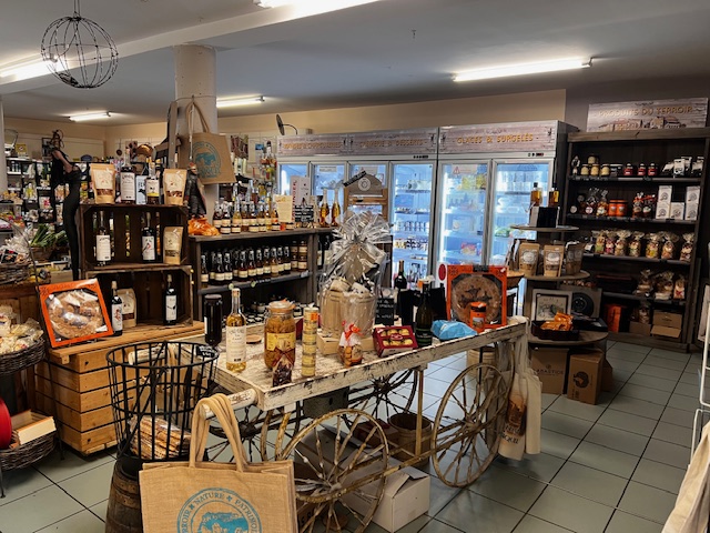 Nous vous proposons une opportunité d’acquérir un fonds de commerce d’épicerie caviste et produits du terroir , situé dans un village classé parmi les plus beaux de France. Cette installation, d’une superficie totale de 130 m², est agrémentée d'une réserve de 30 m², offrant tout l’espace nécessaire pour le stockage et la gestion quotidienne de votre activité.

**Potentiel commercial :**

Ce fonds de commerce se distingue par son emplacement privilégié, attirant aussi bien les résidents locaux que les touristes en quête de produits du terroir authentiques.

 Le village, renommé pour son patrimoine architectural et son ambiance conviviale, bénéficie d’un flux constant de visiteurs, garantissant un excellent potentiel de développement.
- Positionnement stratégique dans un lieu prisé 
- Possibilité d’élargir la gamme de produits (bio, artisanaux) 
- possibilité d’élargir le snacking.
- Développement potentiellement rapide grâce à l'absence de concurrence directe.
Ce fonds de commerce représente une excellente opportunité pour un entrepreneur désireux de s'installer dans un cadre idyllique tout en profitant d’un marché porteur.