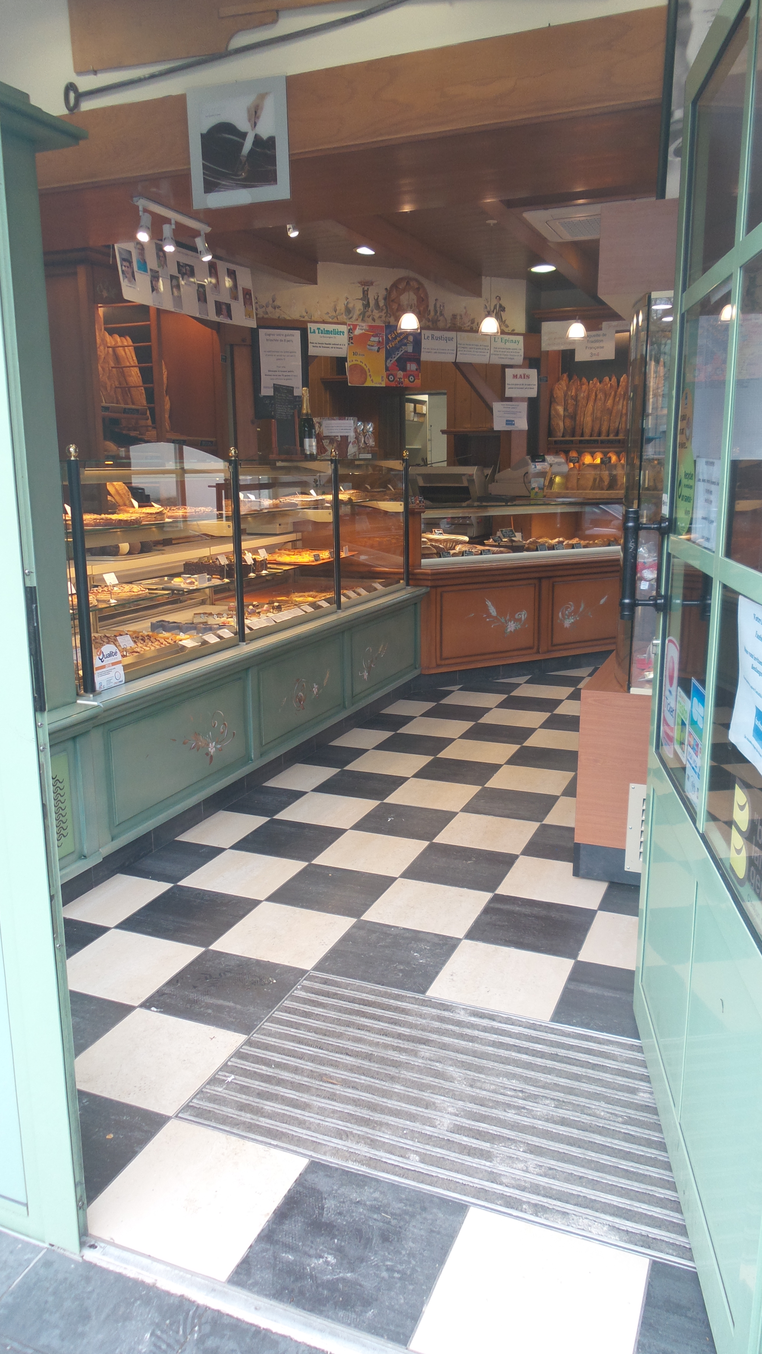 Suite à un départ en retraite, une belle entreprise familiale créée en 1963, recherche acquéreur. 
Situé à Sainte Gemmes d'Andigné (1500 habitants), sur l'axe Angers - Rennes (30 mn d'Angers, 1h00 de Nantes, 1h00 de Rennes)
Activité:
CA de 620K(dont 500K en magasin)
Production: 50% boulangerie, 40% pâtisserie, 10% chocolaterie.
Galette briochée unique dans la région et créateur du gâteau de la région" l'Anjou Bleu".(tradition et innovation)
Magasin d'angle + laboratoire neuf(2016)
Four Fringand (12 ans) + véhicule de livraison électrique.
Equipe autonome: 8 salariés + 2 apprentis
Fermeture le dimanche
Fresque et peintures, intérieur et extérieur, de Florent Maussion!