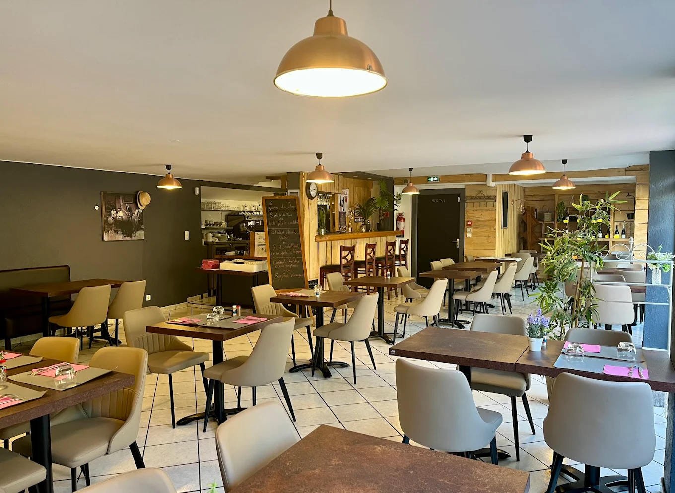 LOCATION BAR RESTAURANT LICENCE IV