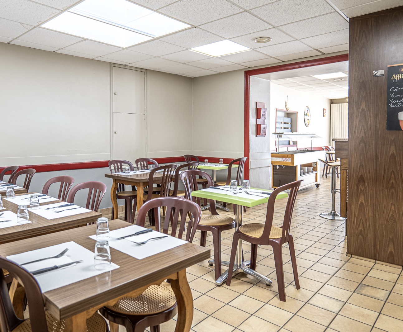 Situé à proximité du centre bourg et à 3kms de la sortie d'autoroute. À 20e in de La Roche sur Yon et 30min de Nantes. Comprenant un fonds de restauration de 260 m?.
Capacité de 100 personnes et d'un bar licence IV. Une cuisine et laboratoire de préparation très bien équipés avec matériel professionnel en parfait état, local plonge, chambre positive, local réserve sèche; LE PLUS : un appartement de fonction de 130 m' avec 4 chambres, 1 bureau et une pièce vie, wc et salle d'eau. Système de chauffage et production eau chaude avec panneaux photovoltaïques en auto consommation et pompe à chaleur (installation 2024). Loyer 500€. VENTE CAUSE RETRAITE - CA 2023 :
132 246 € H.T