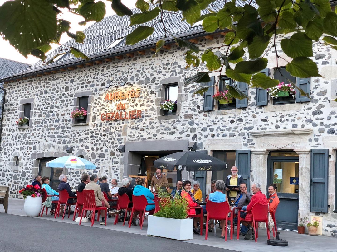 Situation : 
Dans le village de Montgreleix sur le plateau du Cézallier. 
Site touristique de randonnée et de grands espaces naturels préservés, à 25 mn de la station de Super-Besse, en plein cœur du Parc Naturel Régional des Volcans d’Auvergne, entre Massif du Sancy et Monts du Cantal.
L’établissement situé au cœur du village, sur la place de l’église, est le point d’activité et de la vie sociale du village.

Etablissement :
Propriété de la commune, entièrement rénové aux normes et prêt à fonctionner, il comprend :
-	Une salle de restaurant pour 40 couverts 
-	Un bar
-	Une terrasse de 30 places
-	Une cuisine équipée
-	Un appartement de fonction (T4)
-	4 chambres d’hôtel dont une PMR, bénéficiant du classement Hôtel de tourisme 2 étoiles
-	Matériel et mobilier pour la partie hôtel et restauration
-	Licence IV
-	Site internet « Auberge du Cézallier » 

Mise en valeur par l’Office de Tourisme du Sancy pour ses paysages, ses parcours de randonnée (circuit de la Vache Rouge), sa participation à l’événement culturel « Horizons – Arts nature en Sancy » (23 000 visiteurs) et ses fêtes traditionnelles, dotée d’un village de vacances sur la commune, Montgreleix offre un beau potentiel de clientèle touristique et locale. 

Travaux prévus de 4 chambres supplémentaires à l’automne 2025 (financements obtenus et assurés par la commune).

Conditions :
-	Bail précaire pouvant conduire à un bail commercial
-	800 € H.T. par mois avant la création des 4 chambres supplémentaires
-	Bonne expérience de la cuisine et de la gestion d’un établissement souhaitée

Cet établissement ouvre la porte à une exploitation à l’année avec une rentabilité assurée pour un couple qui souhaite s’investir et participer à la vie locale.