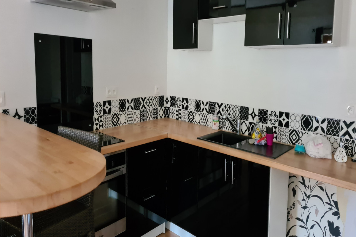 Vend fonds de commerce restaurant franco italien avec une capacité de 50 couverts intérieurs et 20 en terrasse.
Logement à l'étage moderne 150m2 avec 3 chambres et bureau ainsi que cuisine équipée. Une cour est à disposition