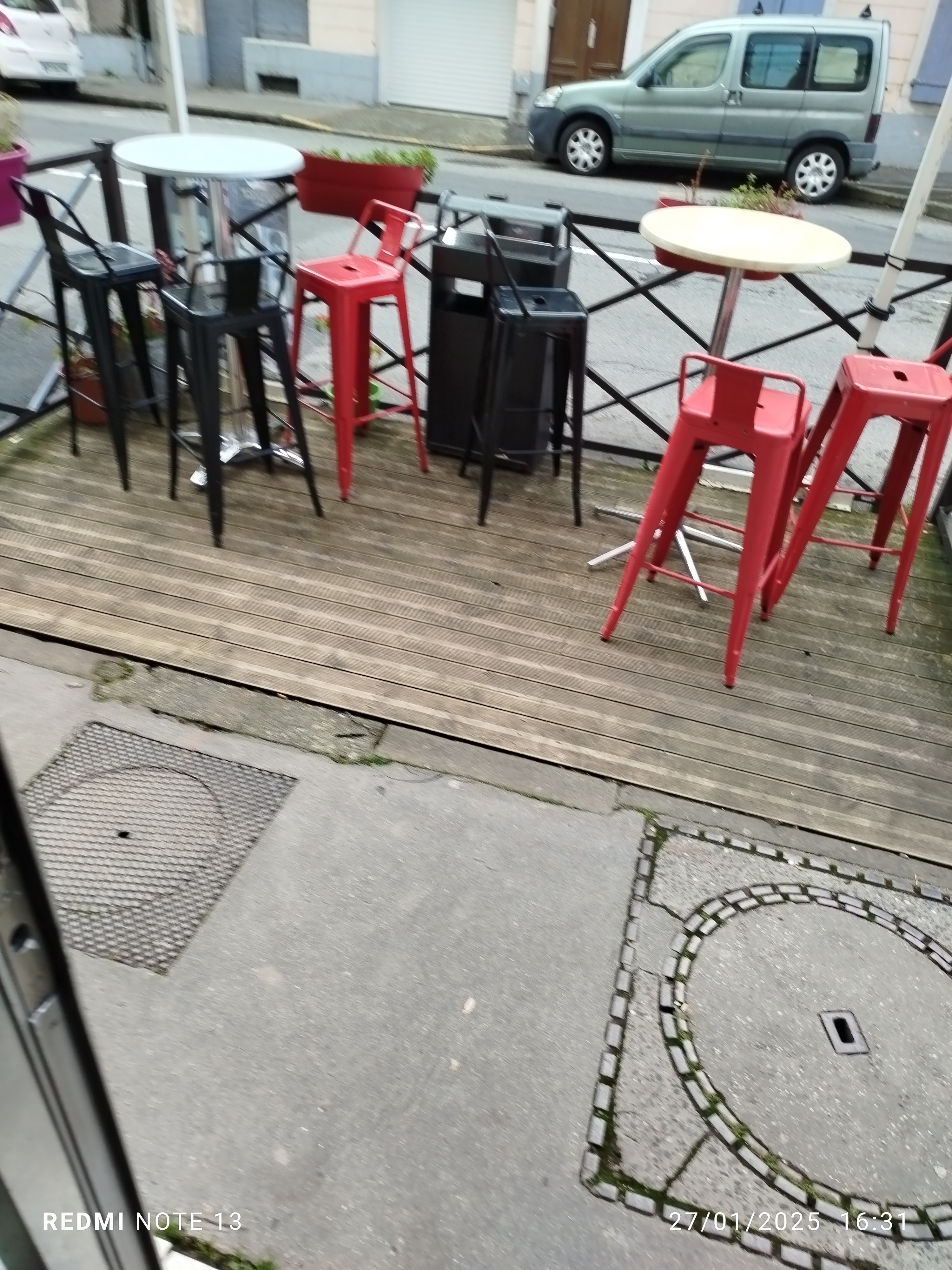 Salon de coiffure, barbier qui faire café ,petit dej, boisson fraîche ,bière. Avec terrasse.