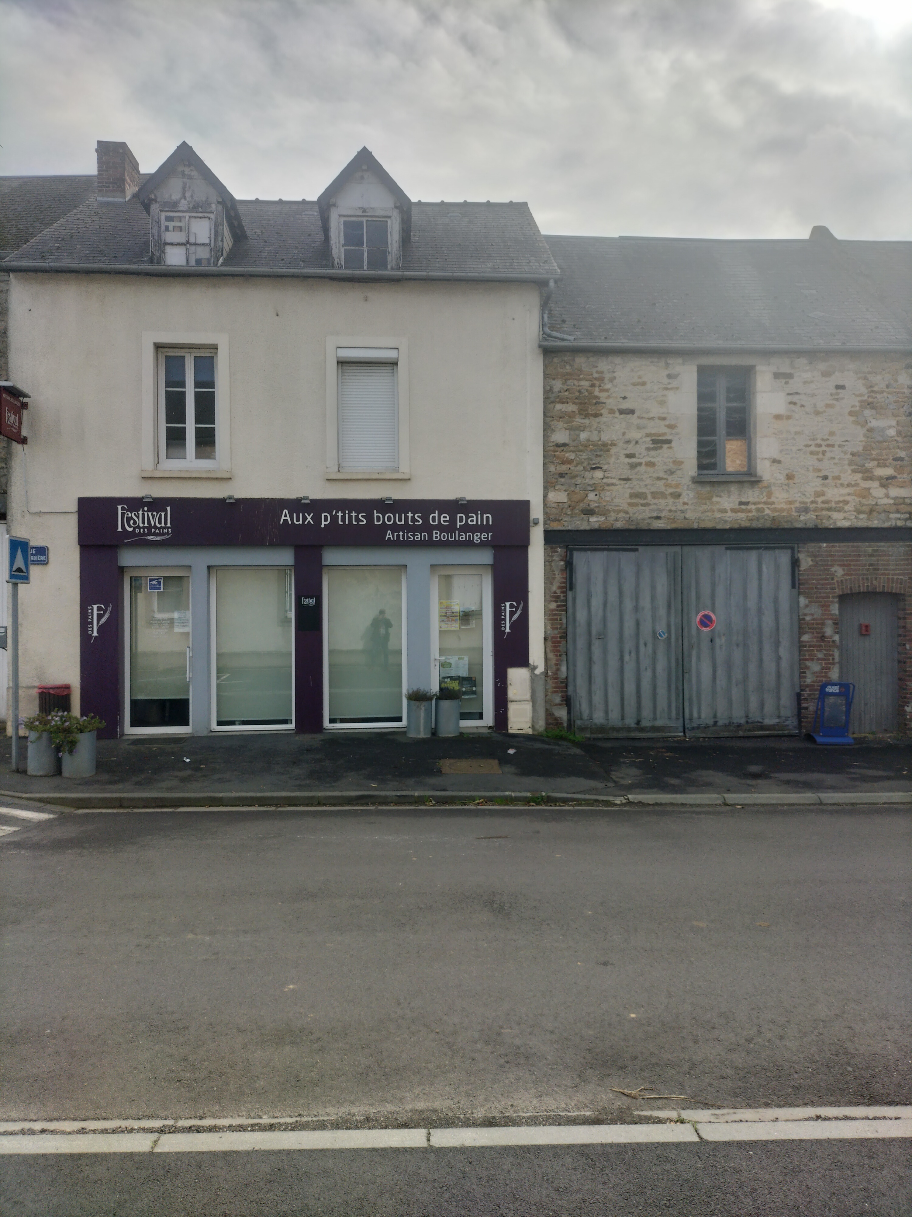 À la suite de la fermeture en septembre dernier de la boulangerie pâtisserie située  à Cesny les Sources dans le Calvados, la commune propriétaire des murs, a acquis le fonds et le matériel principal de ce commerce.
Afin de faciliter l’installation d’un nouvel exploitant, la commune propose l’ensemble à la location. 
Le nouvel exploitant devra s’engager à exercer une activité principale de boulangerie pâtisserie. 
Ce commerce viendra compléter l’offre de proximité existante dans la commune 
à savoir : restaurants, épicerie, boucherie, coiffeur, bar tabac. Cesny les Sources 
accueille également un groupe scolaire (maternelle et primaire), une agence postale et un EHPAD.

Commune nouvelle créée le 1er janvier 2019, Cesny les Sources regroupe les communes de Acqueville, Angoville, Cesny-Bois-Halbout, Placy et Tournebu et compte au total 1409 habitants.

Les personnes intéressées sont invitées à contacter la CMA Normandie en charge du suivi du dossier, de la communication de toutes informations complémentaires (descriptif du local, liste du matériel existant, organisation des visites…) et de l’envoi  du dossier de candidature. 

Contact : 06 26 73 19 87
Date limite de dépôt du dossier de candidature complété : 15 janvier 2025