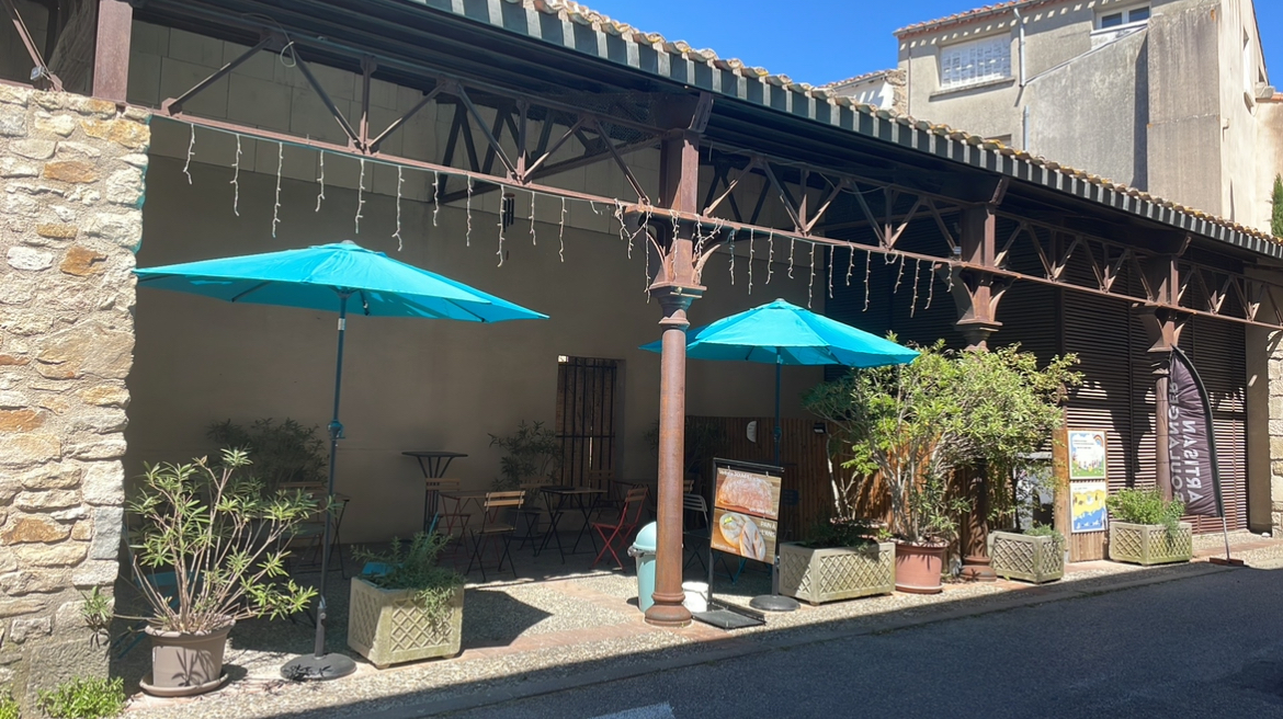 À vendre très belle boulangerie. Véritable coup de cœur 
Petite affaire au gros potentiel, beaucoup de charme dans le village du livre et des arts proche de Carcassonne 
Très touristique avec importante perspective d'évolution du fait de la réouverture du musée devenu national Cérès Franco à l'horizon 2025-2026.
Clientèle fidélisée 
Pas de concurrence dans le village 
Excellente réputation 
Matériel récent en très bon état 
Bonne rentabilité à faire évoluer. Beaucoup de possibilités 
Très beau potentiel 
Pas de personnel
Loyer actuel 530 €
Compteur bleu
Terrasse fleurie et ombragée, belle attractivité 
Place de parking réservée 
Magasin refait à neuf et climatisé 
Contactez nous pour plus de renseignements