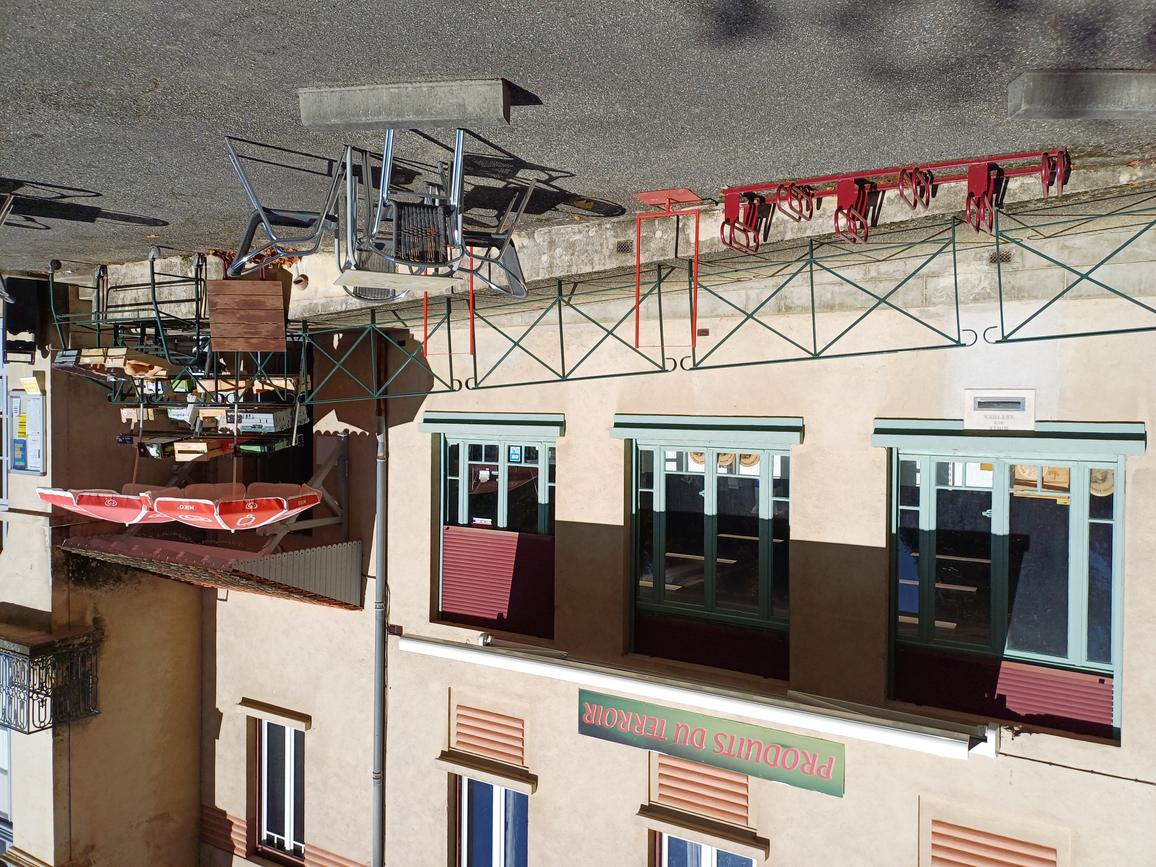 Épicerie de village proposant plusieurs services,  tels que : épicerie avec produits frais et locaux,  pizza à emporter,  traiteur, brasserie car possède la licence IV et une épicerie ambulante qui sillonne la campagne. 
Possibilité de se développer encore plus.
L'établissement est situé sur un axe passant et à un parking.