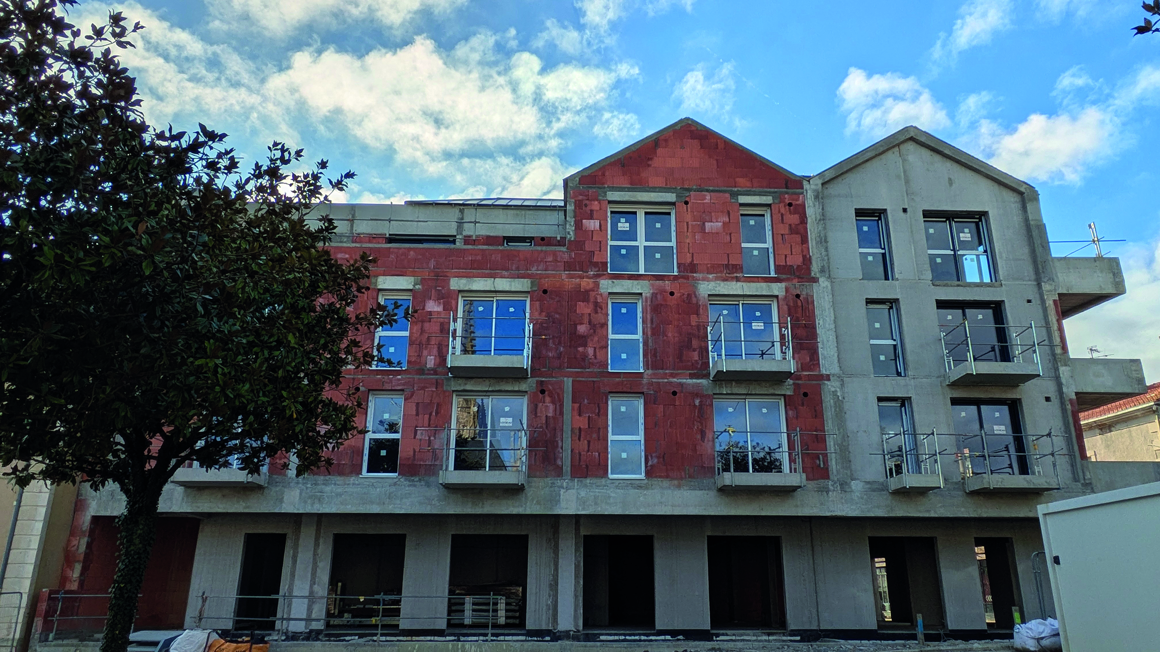 Dans le cadre de son projet de revitalisation du centre-ville, la ville de Chantonnay est à la recherche d'un porteur de projet.
Elle vous propose une opportunité unique d’implanter votre brasserie, restaurant, café ou salon de thé... dans un espace commercial flambant neuf. Ce local, idéalement situé au rez-de-chaussée d’un bâtiment moderne de 14 logements, se trouve en plein cœur de la place de l’Hôtel de Ville.

Avec une superficie de 237 m², vous aurez la flexibilité d'adapter l'espace à vos besoins. Livré brut de béton, il sera prêt à être aménagé et sera équipé de toutes les arrivées de fluides nécessaires (gaines d’extraction, aération, réseaux EU), vous permettant ainsi de vous concentrer sur la création d’une expérience culinaire inoubliable.

Par ailleurs, la ville met également à votre disposition une licence IV, facilement transférable au porteur de projet, pour vous permettre de développer une offre complète et séduisante. Les travaux s’achèveront fin 2026, vous offrant ainsi un cadre idéal pour votre future activité.