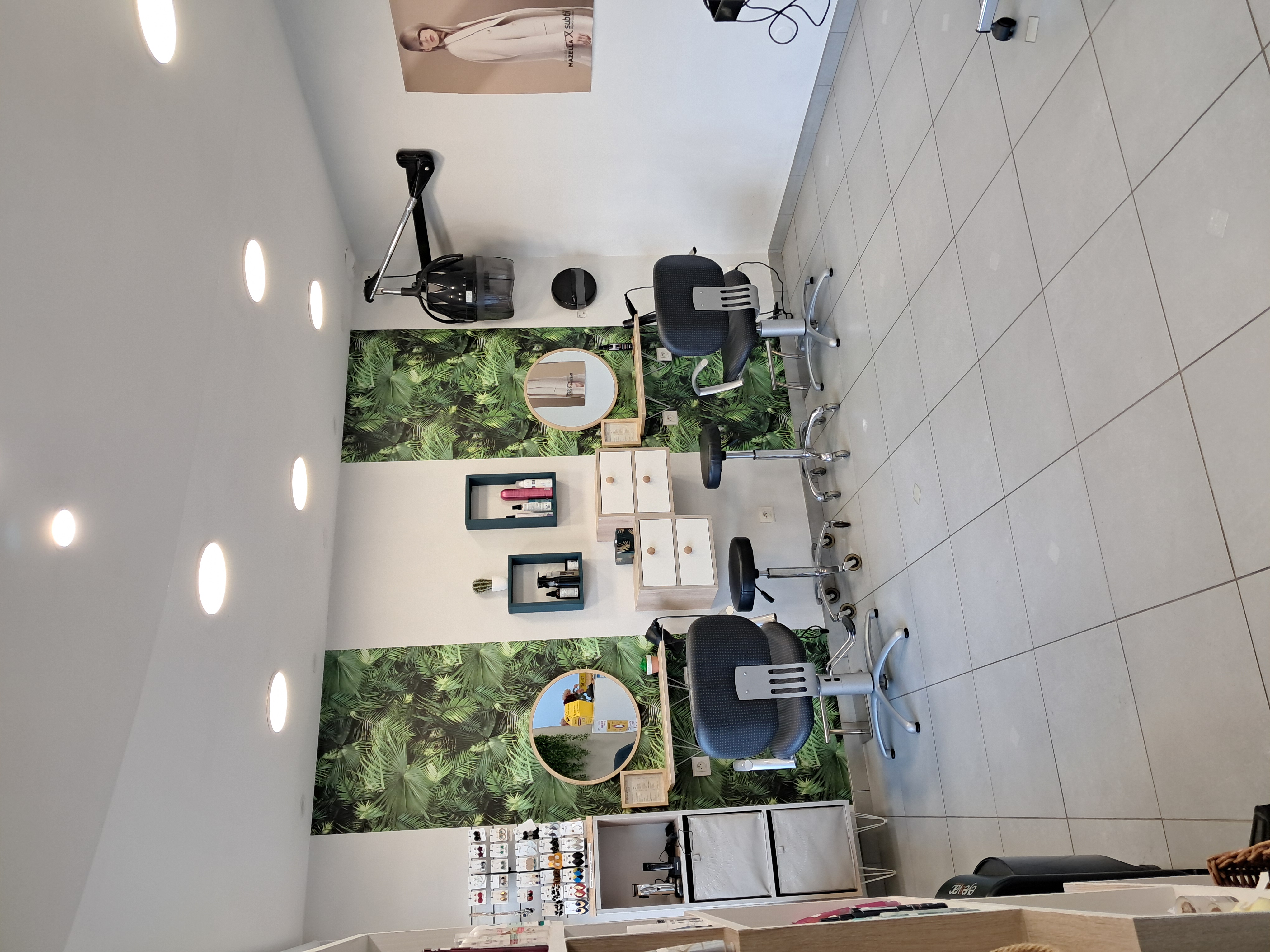 Vous êtes coiffeur(se) à la recherche d’une opportunité unique ? Ce salon de coiffure, situé en zone rurale très dynamique, à 20 min de Rennes proche de l'axe Rennes-Nantes est prêt à accueillir son ou sa futur(e) propriétaire. Profitez d’un cadre agréable avec une clientèle fidèle et un potentiel de croissance dans une région en plein essor.

Caractéristiques principales :
. Clientèle régulière et fidèle, développée sur plus de 20 ans.
. Matériel inclus : Equipement de coiffure complets en bon état (bacs, fauteuils, matériels professionnel)
. Local bien situé : facilité de stationnement et environnement accueillant

Atouts supplémentaires :
. Zone rurale en fort développement dotée de commerces dont un bar d'ambiance idéale pour attirer de nouveaux clients.
. Accompagnement personnalisé proposé pour assurer une transition en douceur et fidéliser les clients.
. Loyer : 540€ TTC mensuel
. Ouvert du lundi au vendredi, fermé le samedi,  possibilité de changer le jour de fermeture.
. Pas de frais d’agence
. Superficie d’environ 50m2, accès PMR, équipé de 4 postes de coiffage (dont 1 barbier), 2 bacs, 1 réserve et 1 remise extérieure, pas de travaux à prévoir.

Pourquoi ce salon ?
C’est l’occasion idéale pour un(e) entrepreneur(se) ambitieux(se) de reprendre une affaire bien établie (créer en 2004), tout en profitant d’un cadre de vie agréable et d’une activité déjà opérationnelle.

Information et visites :
Pour toute question ou pour organiser une visite, contactez-nous par mail.