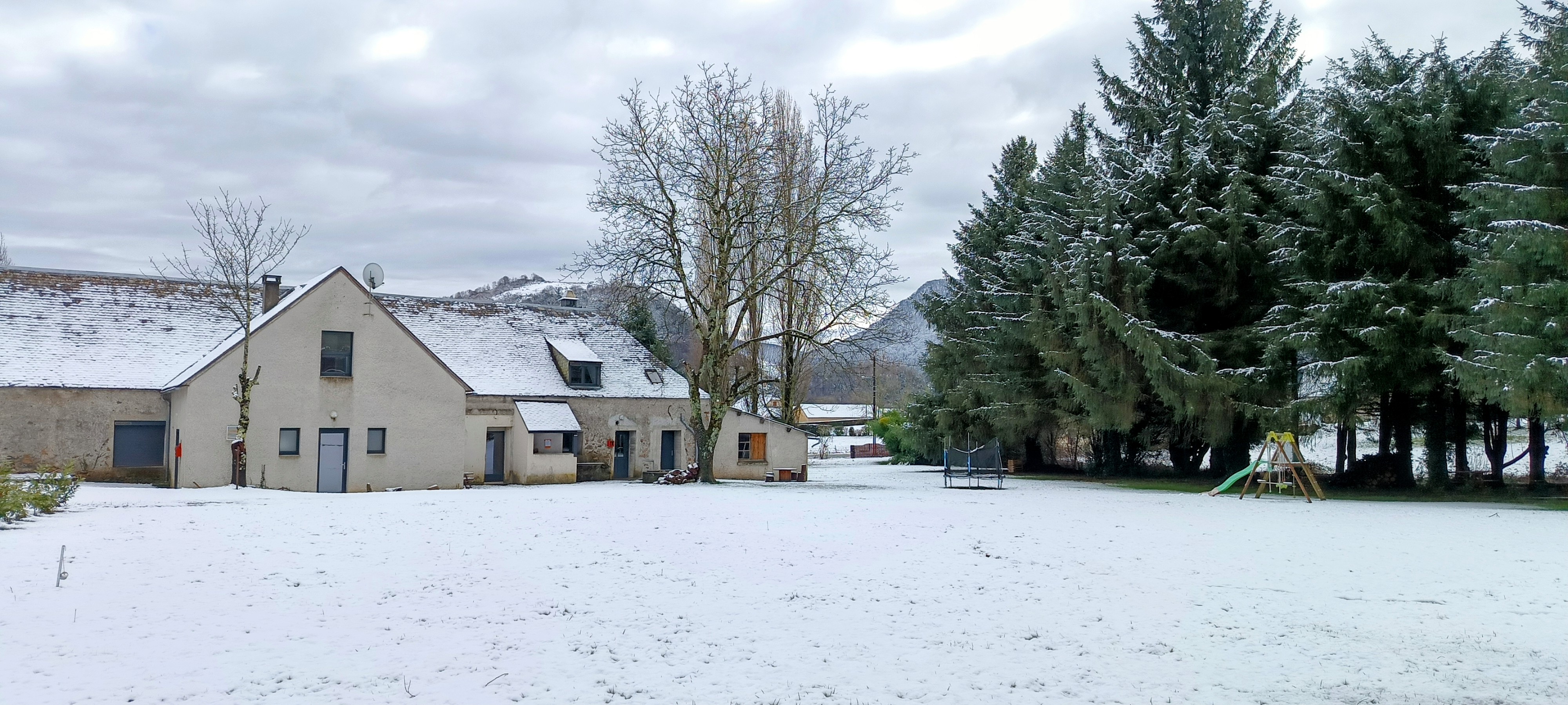 Prix : 337 600€

Maison d'habitation+grand gîte+ appartement.

CA 27635€(dernier bilan)

DPE C

Bonjour, nous mettons en vente notre charmante longère de 1789, offrant un potentiel infini pour vos projets, pleine de caractère et en activité en tant que gîte sur la commune de Lortet dans les Hautes Pyrénées.
La propriété se compose d'une maison d'habitation principale, d' un gîte pouvant accueillir 15 personnes, d'un appartement T3 et de plusieurs espaces modulables.
Avec 550 m2 habitables sur un total de 650 m2( 100 m2 de garage, grange, dépendances) et un vaste terrain de 5800 m2, vous profiterez également de 2 piscines( une pour le gîte, une pour l'habitation principale) en tout intimité.
La maison d'habitation se compose de 3 chambres, 2 salles de bain,une cuisine ouverte sur la salle à manger,un salon et une partie à rénover soit en appartement ou suite parentale.
Une véranda.
Le gîte à 3 chambres+ un espace avec 3 lits simples,un dortoir.
4 salles de bain, 5 WC, salle à manger,salon et cuisine.
Une douche et WC également pour handicapé .
L'appartement se compose d'une  cuisine ouverte sur le salon , salle à manger,deux chambres,une salle de bain et une buanderie.
Dans un environnement paisible et verdoyant à 30 mn de Saint Lary Soulan,sur le Gr78, idéalement situé pour les amateurs de vélo et randonnée et de ski en hiver.
Beau potentiel à développer, très recherché pour ses espaces et sa tranquillité.
N'hésitez pas à me contacter pour des précisions sur les agencements où pour avoir d'autres photos et précisions.