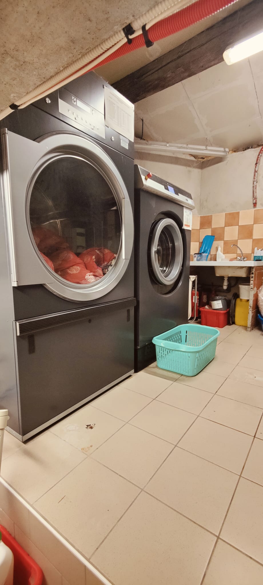 Cède un fonds de commerce  de pressing, blanchisserie, vente de produits de mercerie et laine. Cause changement d'activité.

Situé dans un village de 1300 habitants au Nord-Ouest du département du Lot-et-Garonne avec une clientèle sur environ 20 kms. Pas de concurrence sur le secteur. Clientèle fidélisée et variée composée essentiellement de propriétaires de gites, de particuliers.
Bonne notoriété liée à la qualité des prestations et à un bon relationnel. 
L’affaire fonctionne avec une personne.

Local boutique lumineux d’environ 35 m², une zone technique de plus de 70 m2 avec matériel et équipements complets et entretenus (1 machine à laver de 18 kg, un machine sèche-linge de 24 kg, une calandreuse, une table à repasser, une table à détacher et une emballeuse murale, 1 emballeuse à main). 
Deux réserves de 10 m2 et 20 m2. Loyer annuel de 6000 €
Ouvert le lundi et du jeudi au samedi matin. 
Possibilité de développement de l’activité en augmentant l’ouverture public notamment pour la partie vente laine, mercerie, la possibilité d’inclure un espace retrait colis. Chiffre d’affaires constant à 62 k€
L’affaire est disponible immédiatement.

Prix du fonds : 40 k€
Possibilité d'achat des murs commerciaux + un appartement de 80 m² occupé en bon état.