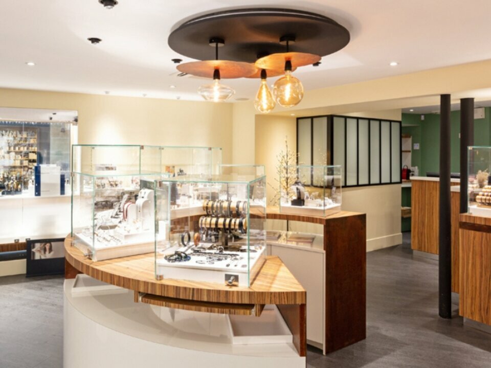 Découvrez une opportunité exceptionnelle au cœur de Brive-la-Gaillarde ! Ce magasin d’angle, situé dans une rue piétonne animée, bénéficie d’un emplacement numéro 1 idéal pour votre commerce. Avec ses 57m² en rez-de-chaussée et son sous-sol comprenant un atelier et une réserve, cet espace offre de multiples possibilités d’aménagement.