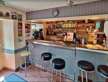 À céder, fonds de commerce de restaurant-bar exploité depuis 2007, situé au cœur des “3 terres”, au carrefour de la Haute-Loire, du Puy-de-Dôme et de la Loire. L’établissement bénéficie d’un environnement de passage intéressant et d’une clientèle locale fidèle, dans une zone de chalandise élargie par la proximité de plusieurs départements. L’activité bar avec licence IV et l’activité restaurant sont bien séparées par la cuisine, ce qui offre une organisation fonctionnelle et confortable. La salle de restaurant est très grande, avec une
capacité d’environ 60 à 65 couverts, et un agencement adapté à une restauration traditionnelle ou conviviale. Le fonds est exploité avec du matériel professionnel (four à pizza, four vapeur, chambre froide, etc.) permettant une reprise dans de bonnes conditions. À ce jour, l’activité n’est pas pleinement exploitée, l’ouverture étant principalement concentrée sur les services du midi, ce qui laisse de réelles perspectives de développement sur les soirs, les week-ends ou des prestations complémentaires. Le local est exploité dans le cadre d’un bail commercial 3-6-9, la mairie étant propriétaire des murs. Le loyer annuel est d’environ 6.445 € HT. Un logement de fonction T3 d’environ 90 m² est également disponible pour un loyer de 220 €. Il existe par ailleurs un potentiel d’évolution vers une activité de chambres d’hôtes, sous réserve de travaux et d’aménagement des chambres. Prix de vente : 49.000 €. Atouts de l’entreprise : ·Emplacement stratégique au carrefour de trois départements. · Clientèle locale fidèle et passage régulier. · Activité bar et restaurant
bien distinctes et fonctionnelles. · Grande salle de restaurant. · Licence IV incluse. · Matériel professionnel en place. · Activité non pleinement exploitée, donc fort potentiel de développement. · Possibilité d’ouvrir davantage en soirée et le week-end. · Logement de fonction T3 disponible à faible loyer. · Potentiel de développement en chambres d’hôtes. · Mairie propriétaire des murs. · Possibilité
d’accompagnement par le cédant. L’entreprise est exploitée en entreprise individuelle. Le cédant part à la retraite et souhaite transmettre son affaire dans de bonnes conditions, avec la possibilité d’un accompagnement du repreneur pendant environ 3 mois. Un Renault Kangoo de 2019 pourra également être cédé en supplément du fonds si nécessaire. Merci de vous adresser au conseiller CCI pour étudier les subventions possibles en cas d'investissements (rénovation, matériel, mobilier etc.).