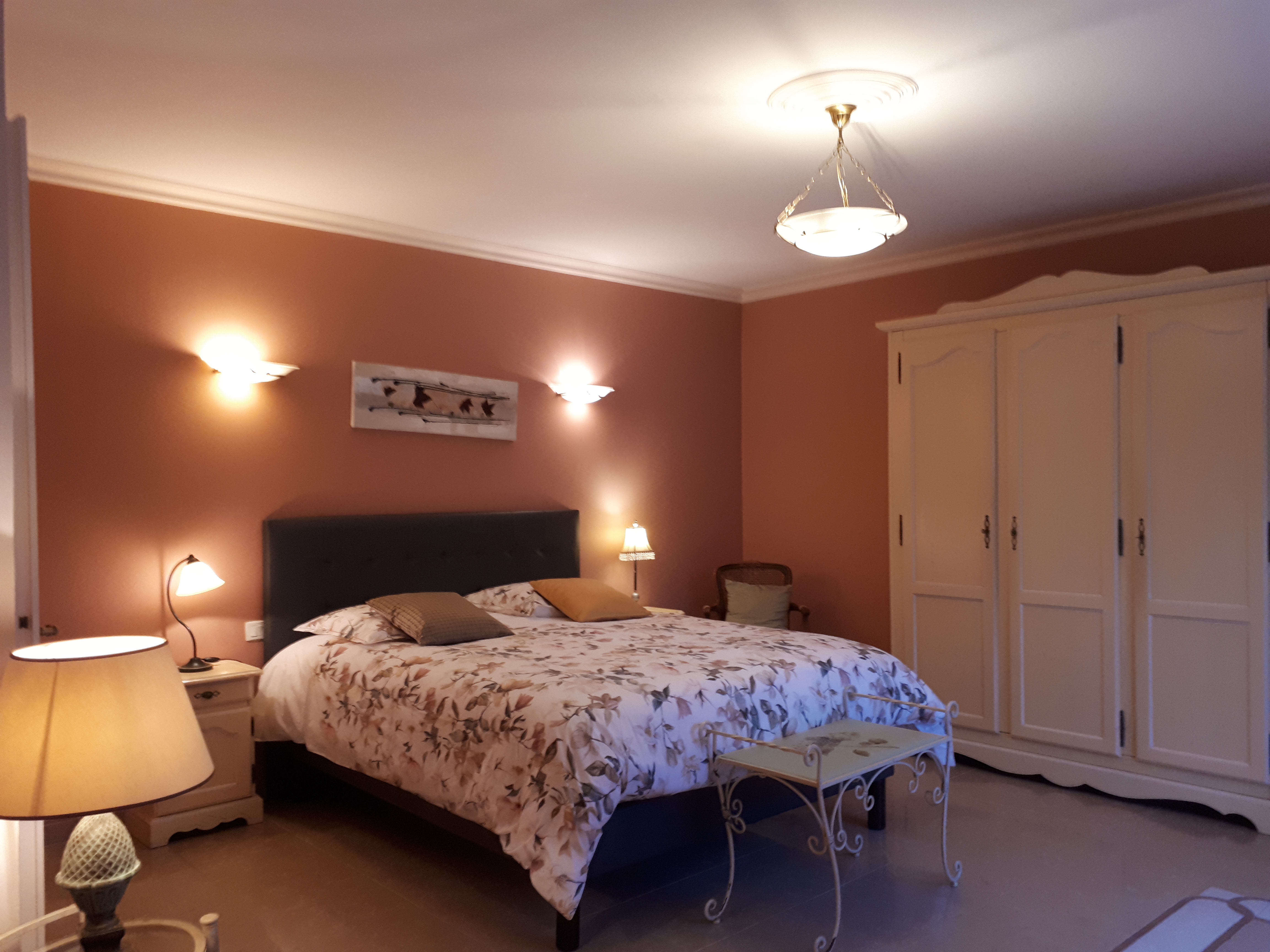 Proche du bord de mer.la Rochelle et ses iles Re Aix Oleron ,Châtelaillon-Plage .
Vente  gîte 350 m2 avec avec chambres d hôtes indépendant danc .grand parc arboré avec piscine .2000m2 
Endroit paradisiaque.