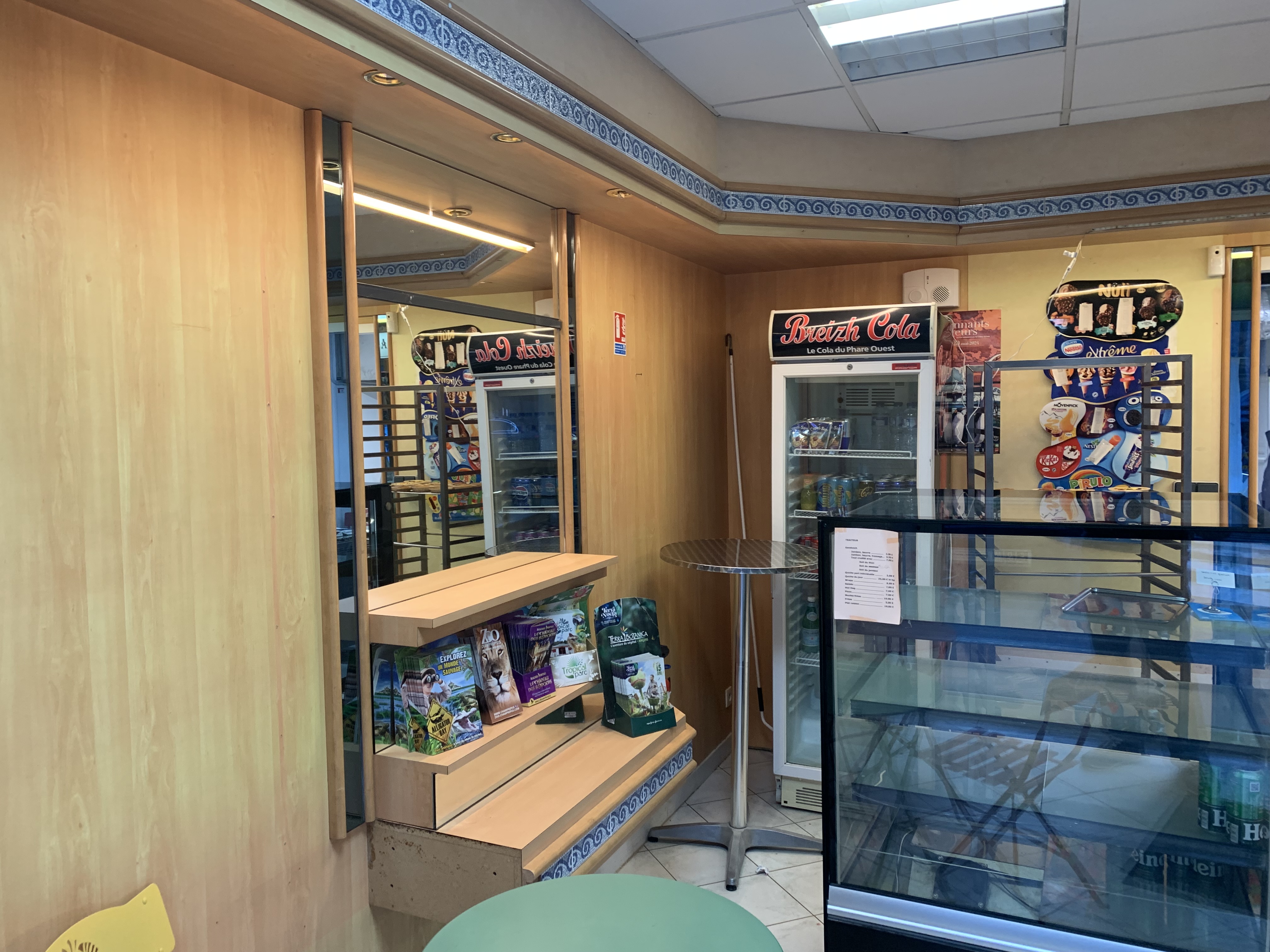 Bonjour à tous , 
Je vends ma boulangerie pâtisserie 
À saint Malo 
Le matériel est à 4 ans 
Très bon emplacement 50 mètre de la plage 
Produit régionaux et autres produits suivants votre régions 
Venez découvrir le commerce 
Écrivez moi 
M Durand