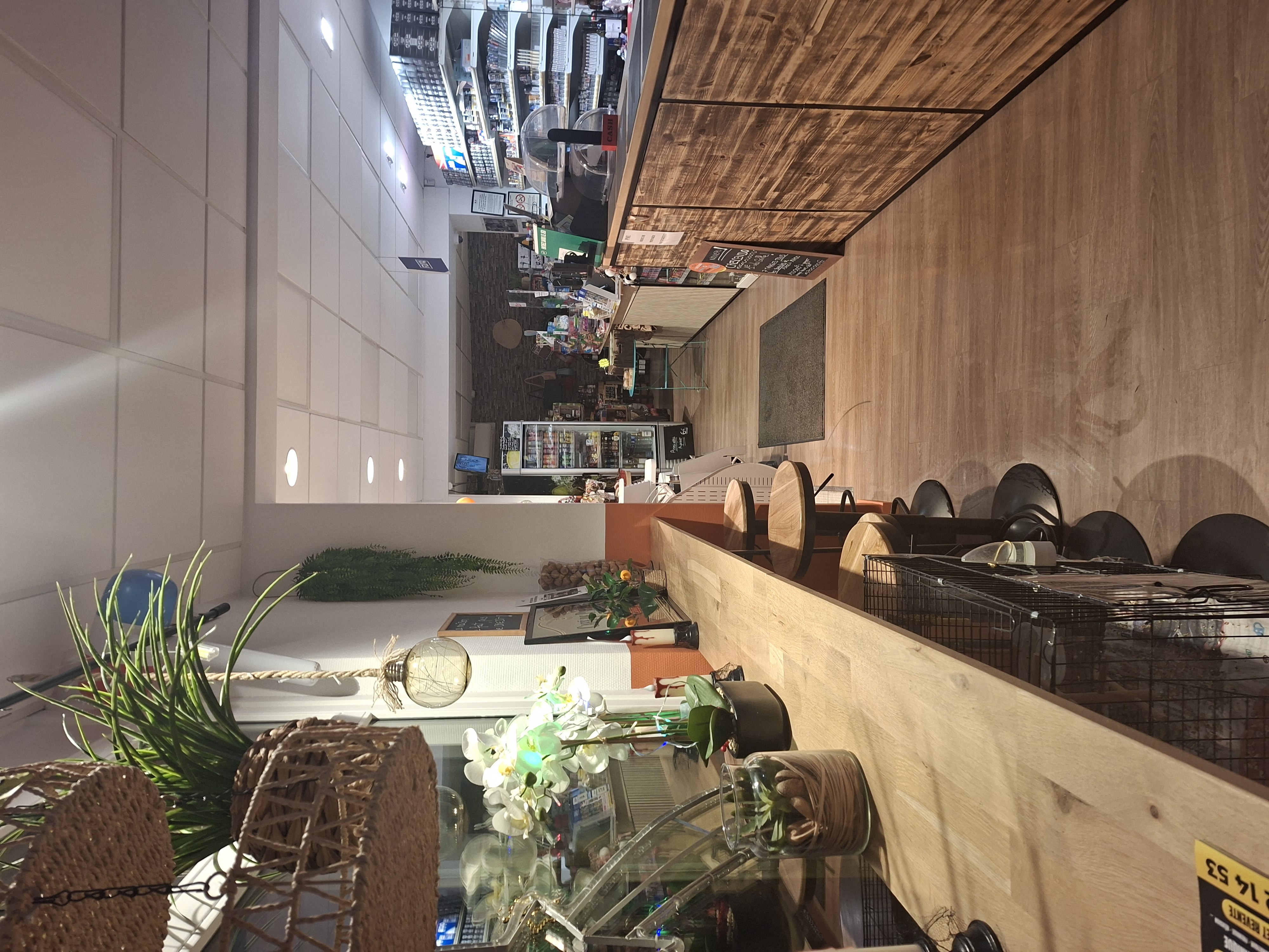 FONDS DE COMMERCE : BAR/TABAC/PMU/FDJ/BOUTIQUE   surface 174 m2.

     Dans un village dynamique avec de nombreux commerces à 10 minutes de Reims.

Clientèle fidèle!

Emplacement stratégique dans une zone très passante avec parking!

Deux grandes terrasses aménagées et ensoleillées sont un réel atout pour développer une activité de petite restauration (snacking, planches apéritives...)

Fort potentiel et chiffre d'affaire en constante progression.

Etablissement entièrement rénové dans un esprit chaleureux et cocooning!
Le PLUS à l'étage, un grand appartement lumineux et spacieux de 90 m2, rénové et moderne!
Exploité actuellement en AIRBNB, générant un revenu complémentaire mais pouvant servir d'appartement de fonction.