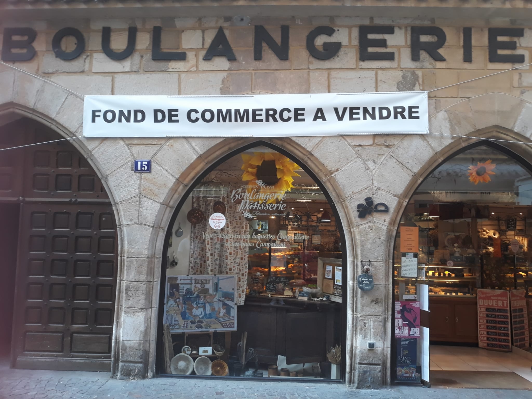 Située dans une charmante ville du Lot de 10000 habitants, notre boulangerie pâtisserie reprise en 2012 bénéficie d'un emplacement de premier choix au cœur d'une rue semi piétonne où résidents et visiteurs affluent tout au long de la journée.
Lieu où se mêle tourisme, culture et convivialité, ce commerce constitue une occasion rêvée pour une première installation ou autre.
Son local allie à la perfection fonctionnalité et esthétisme, disposant d'un espace de production moderne, équipé d'un matériel en excellent état puisque parfaitement entretenu, ainsi qu'une zone de vente accueillante et bien agencée.
Établissement en vente en vue de mon départ en retraite.