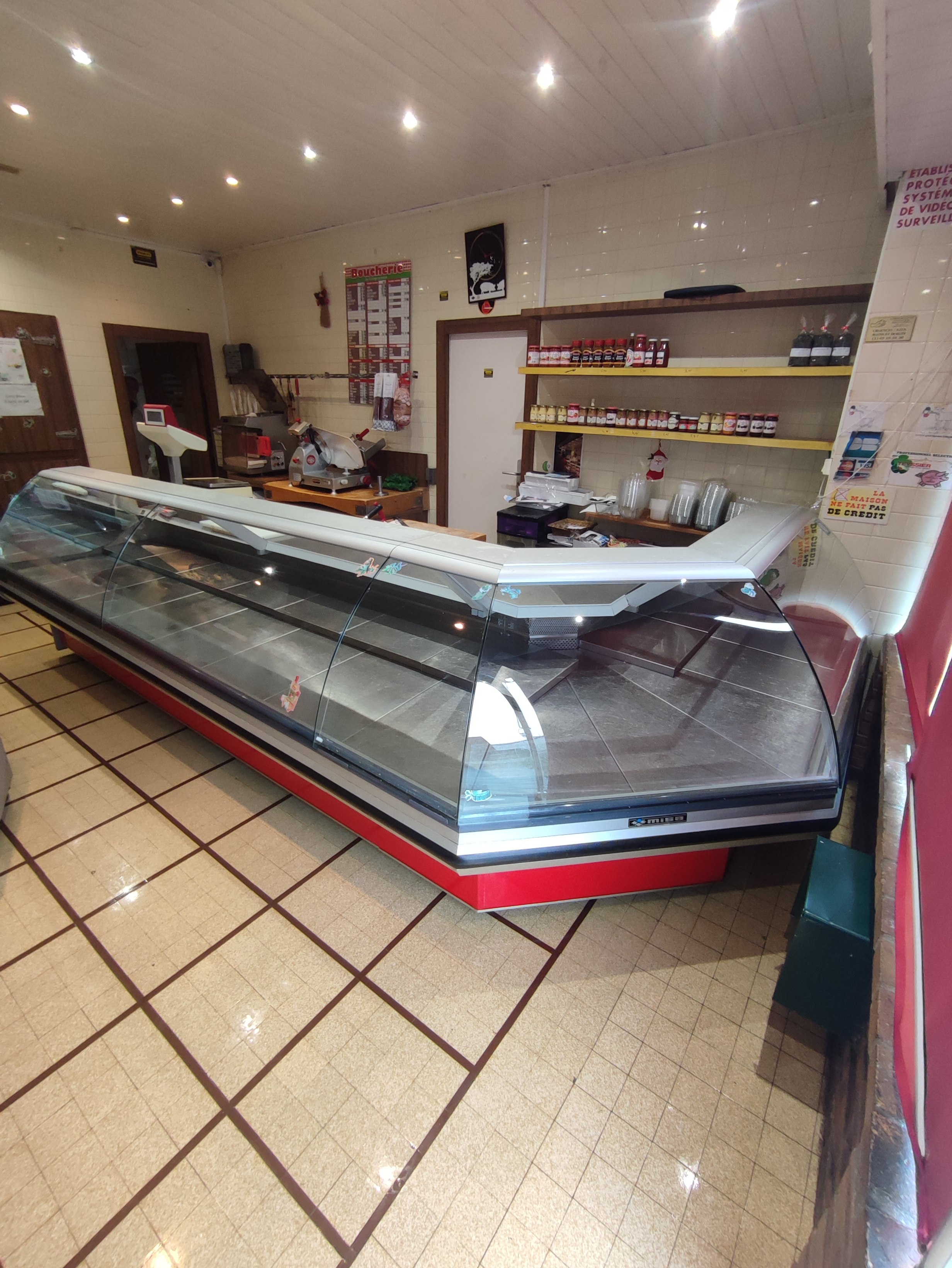 Vend boucherie charcuterie traiteur située dans un charmant petit village de l'Essonne 
Installé depuis 2004 
Logement spacieux avec grande cour et petit espace vert+ coin terrasse pour les beaux jours 
Loyer 2500€ TTC ( boutique et logement)
Bon CA pour pour 3 jours et demi d'ouverture par semaine 

Tél 06 03 38 56 20 
Laisser votre message si répondeur