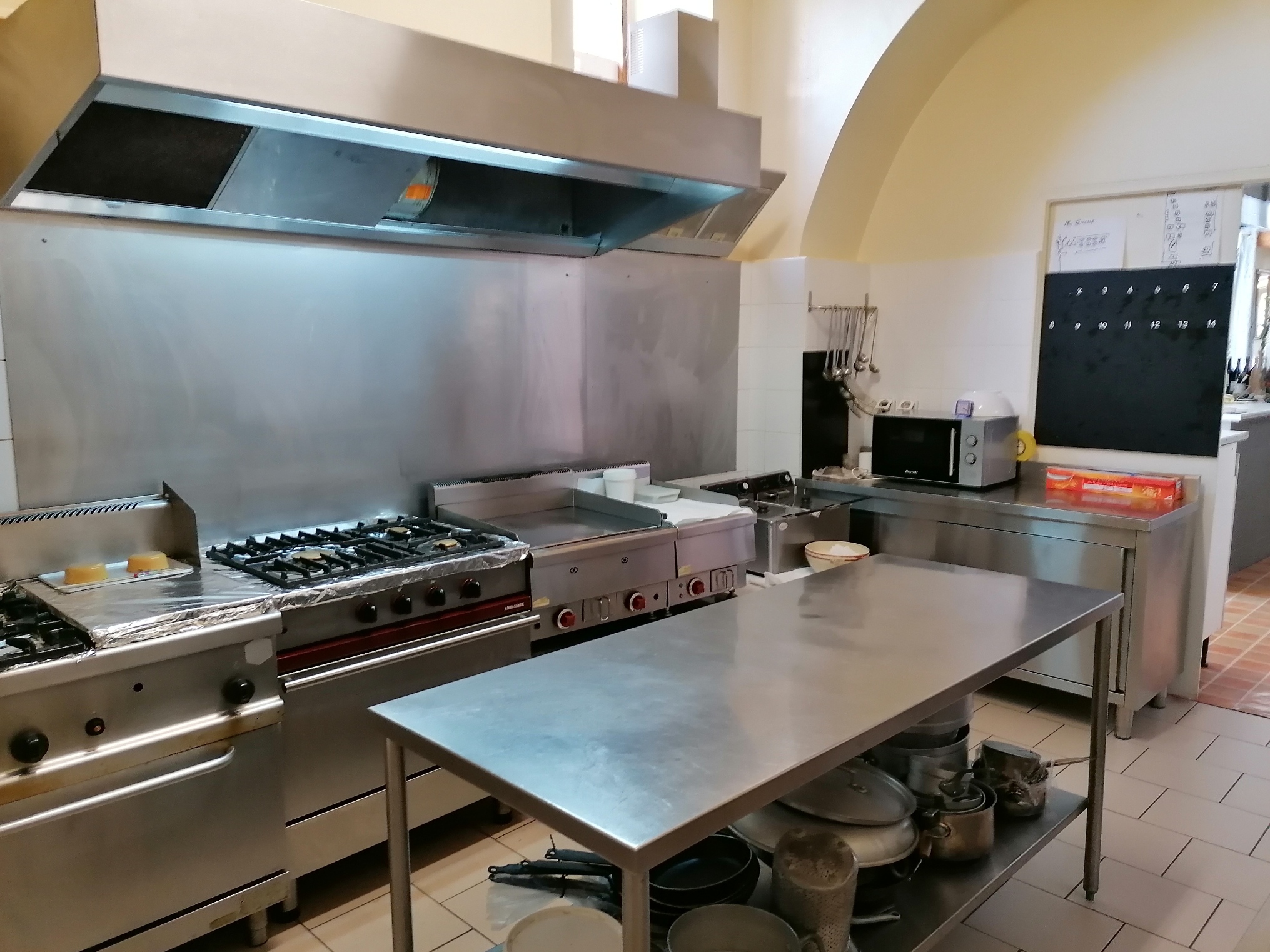 Pour profiter d’une retraite bien méritée, et après vingt ans de bons et loyaux services, nous mettons en vente notre restaurant situé dans une ville de six mille habitants au cœur de la Lomagne gersoise. Il comprend une terrasse, deux salles climatisées, deux toilettes dont une adaptée aux personnes à mobilité réduite, ainsi qu’une cuisine équipée avec du matériel récent. Pour plus d’informations, vous pouvez nous appeler.Merci