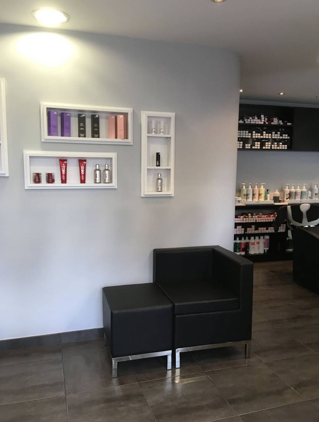 Découvrez ce charmant salon familial, “Hair Brush”, situé au cœur de Croissy-sur-Seine, avec une ambiance conviviale et accueillante. Ce salon est idéal pour un professionnel souhaitant s’implanter dans un environnement agréable et dynamique.

Localisation : Salon situé dans un quartier agréable de Croissy, bénéficiant de la proximité d’un parking pour faciliter l’accès des clients.

Espace Et Agencement :
Superficie : 45,5 m²
Postes de travail : 7 postes de coiffure et 3 bacs
Équipements : laboratoire, système de réservation en ligne, lave-linge, sèche-linge
Clientèle et Potentiel : Avec une clientèle fidélisée et des avis positifs en ligne, le salon génère un chiffre d’affaires annuel supérieur à 200 000 €. L’ambiance chaleureuse attire une clientèle régulière et continue d’attirer de nouveaux clients via la réservation en ligne.

Équipe :
4 collaborateurs dévoués et passionnés contribuent à l’excellente réputation du salon.