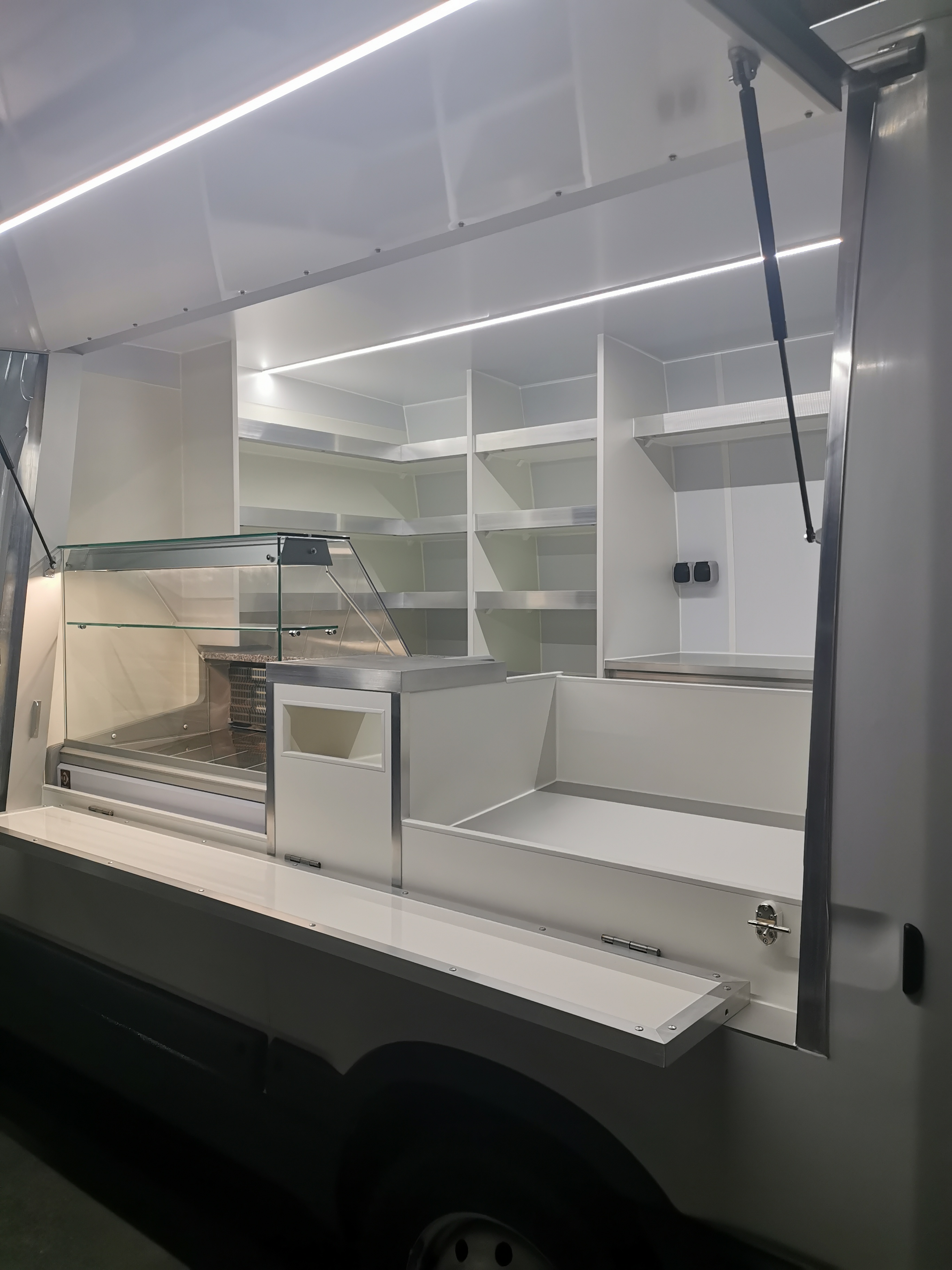 Société d agencement de véhicule magasins pour les commerçant ambulant et agencement de camping car