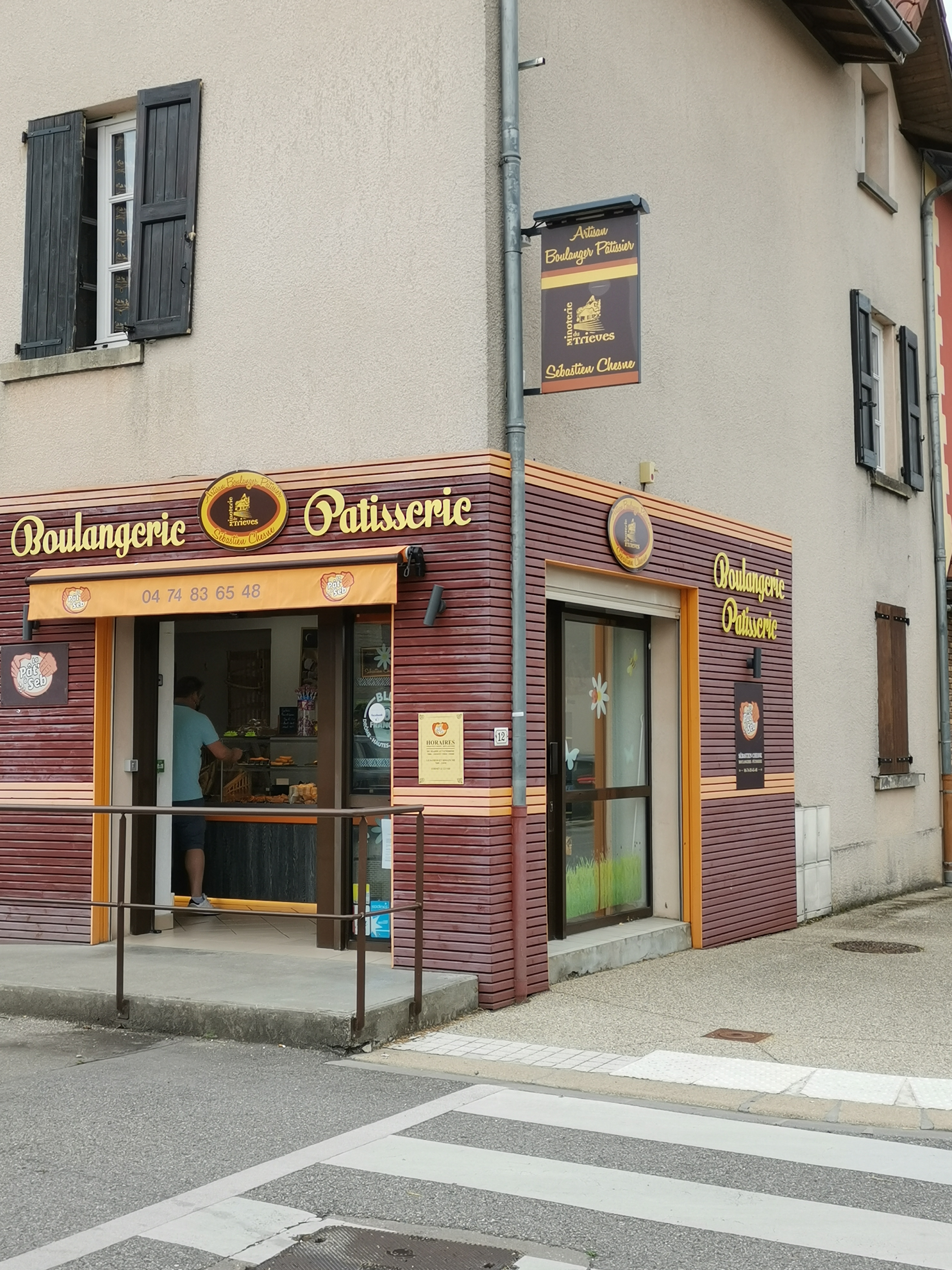 A vendre fonds de boulangerie-patisserie actuellement exploité en magasin dépôt. (Fabrication artisanale sur un autre site de production)
Affaire à développer (axe secondaire avec bcp de passage)et matériel en partie à réagencer .(petrin, four etc..)
Devis effectué à 50000 euros  en matériel occasion.
Ca : 148000 euros. 
Prix de vente 35000euros.